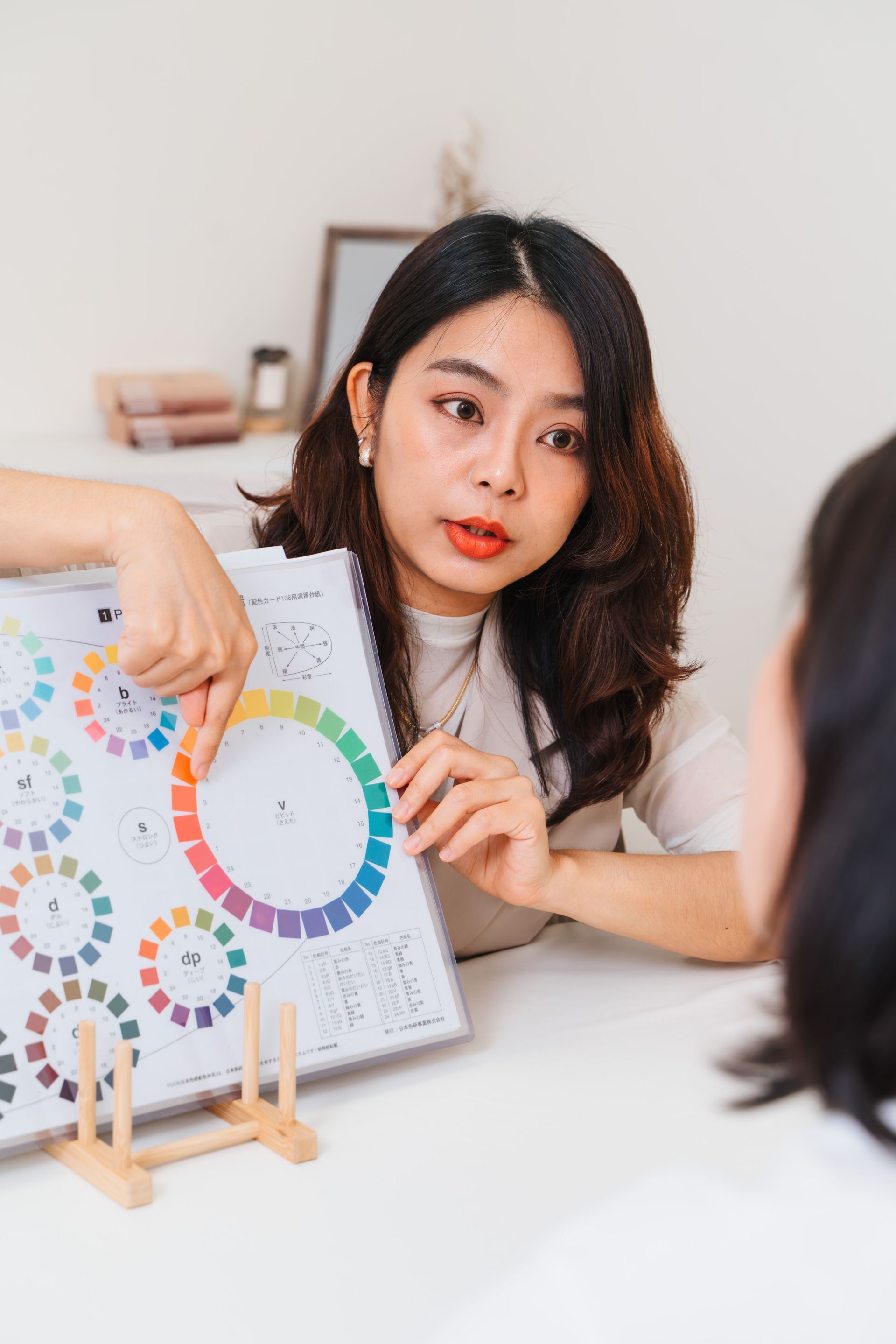 一位女士坐在桌旁看著色輪。