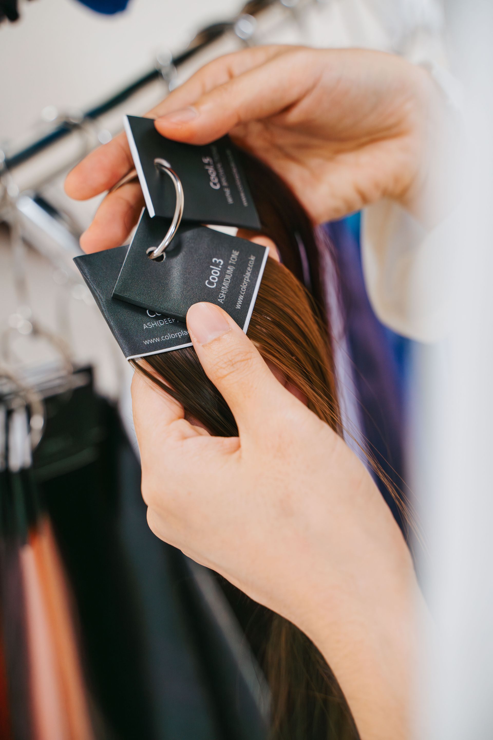 一個女人手裡拿著一束頭髮。