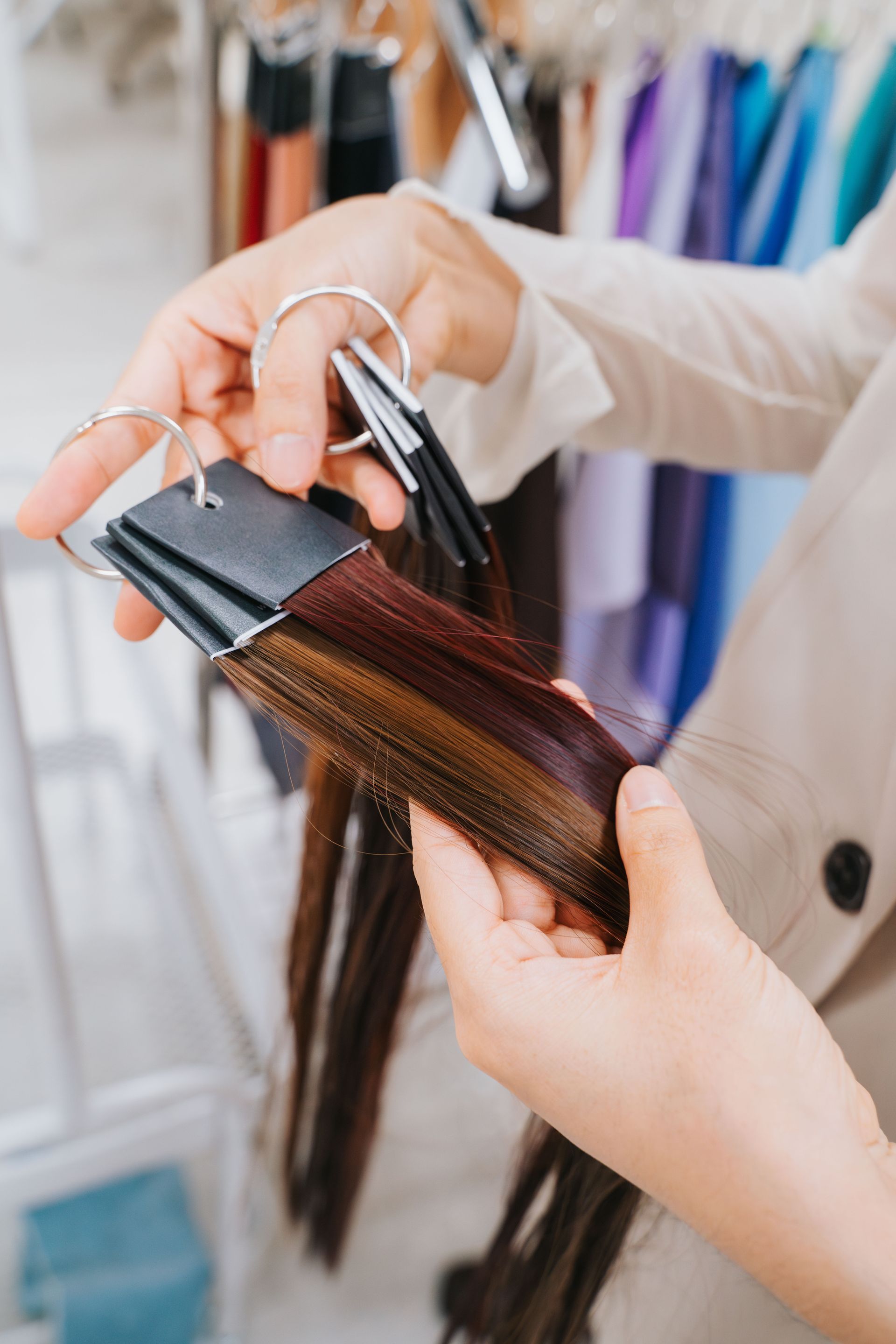 一個女人手裡拿著一束頭髮。