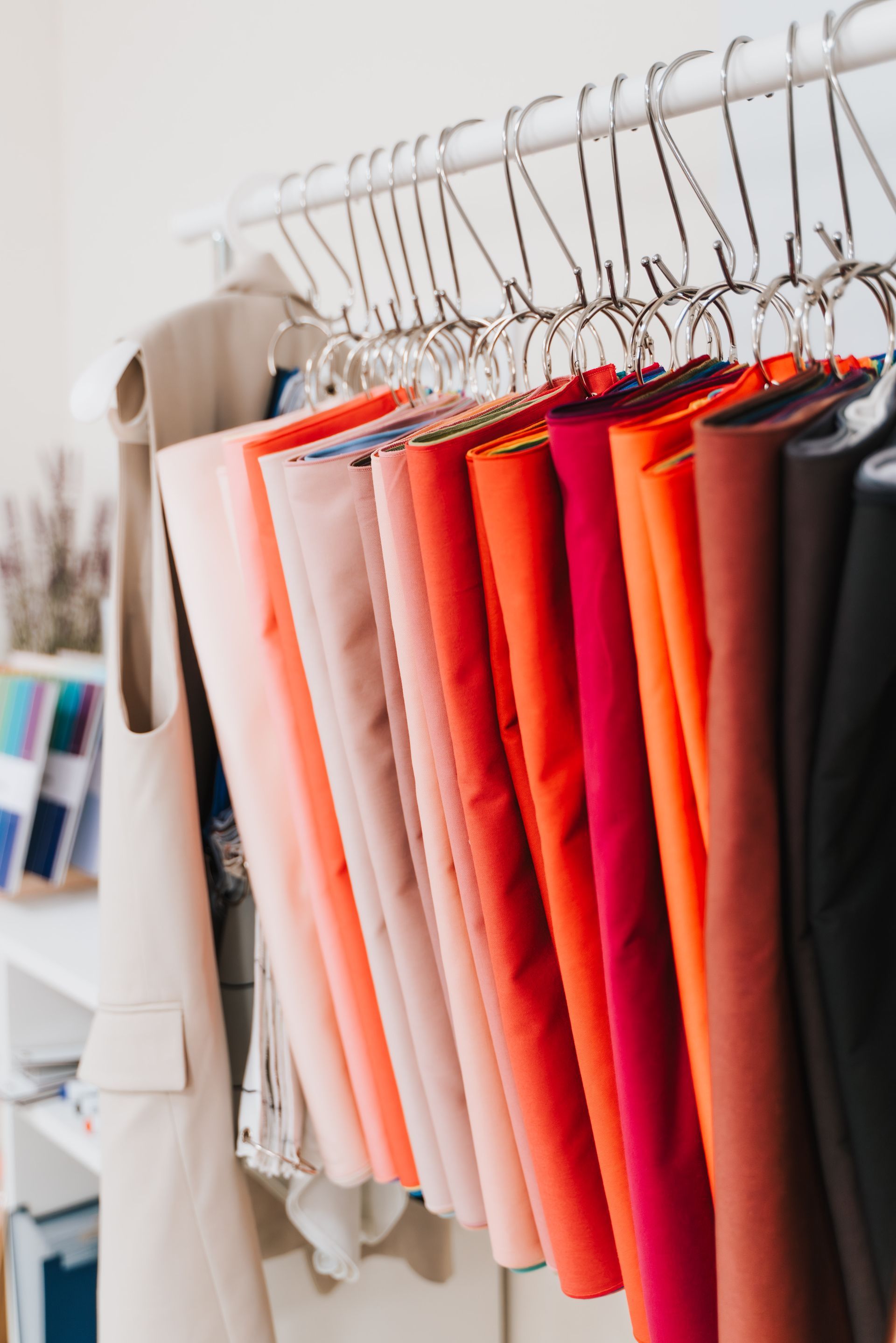 架上掛著一堆不同顏色的布料。