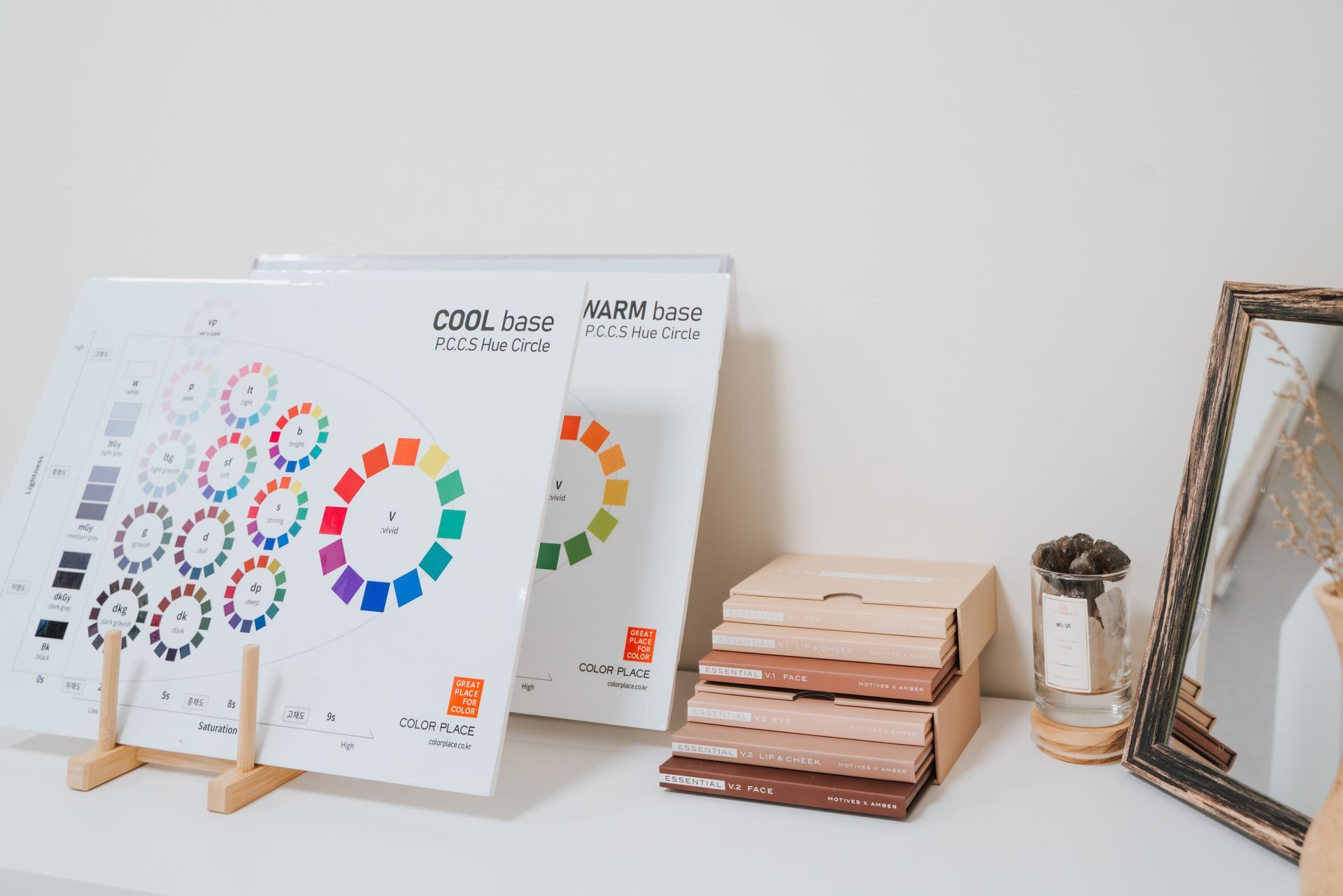 鏡子旁邊的桌子上放著一疊書。