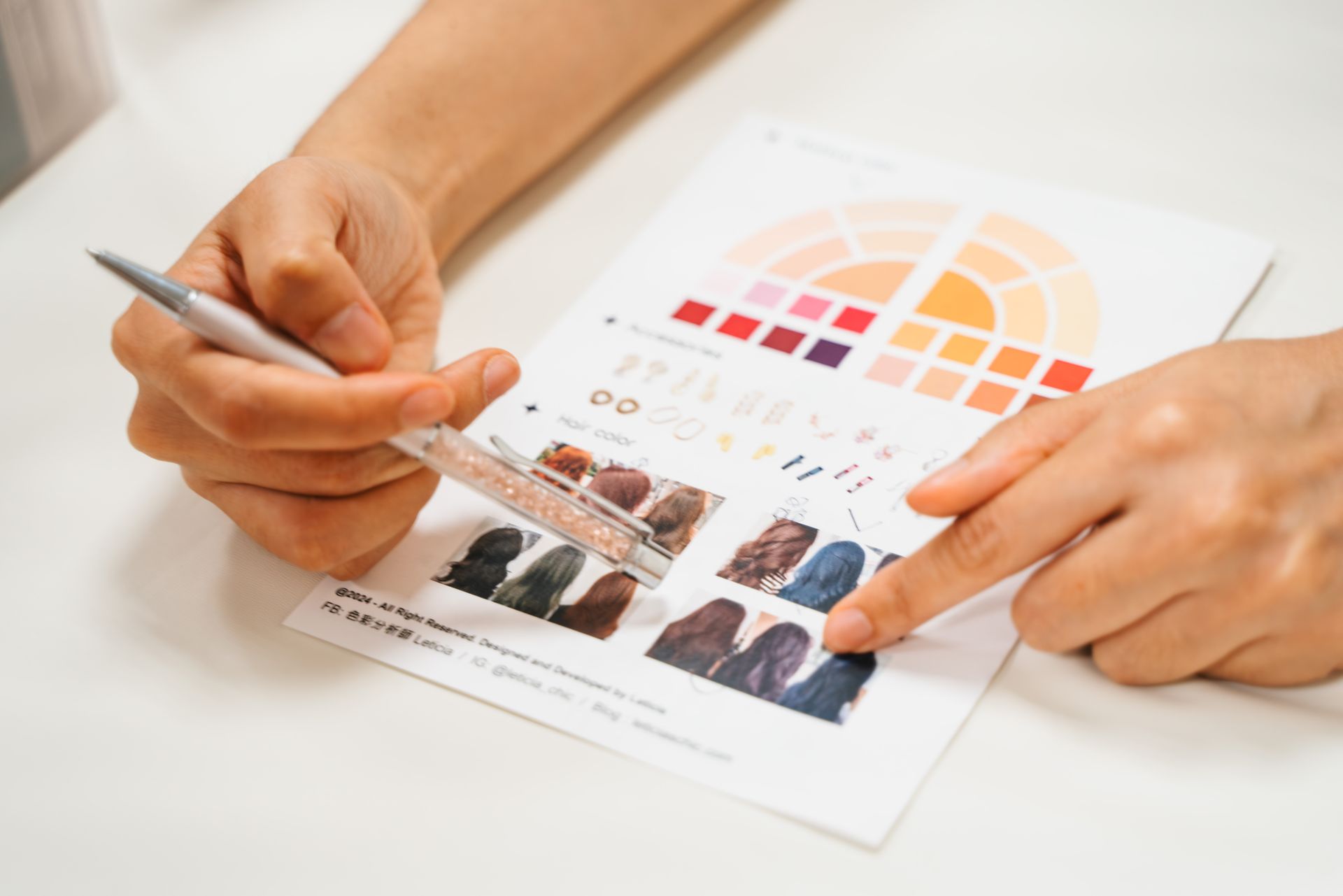 一個人拿著筆，指著一張紙。