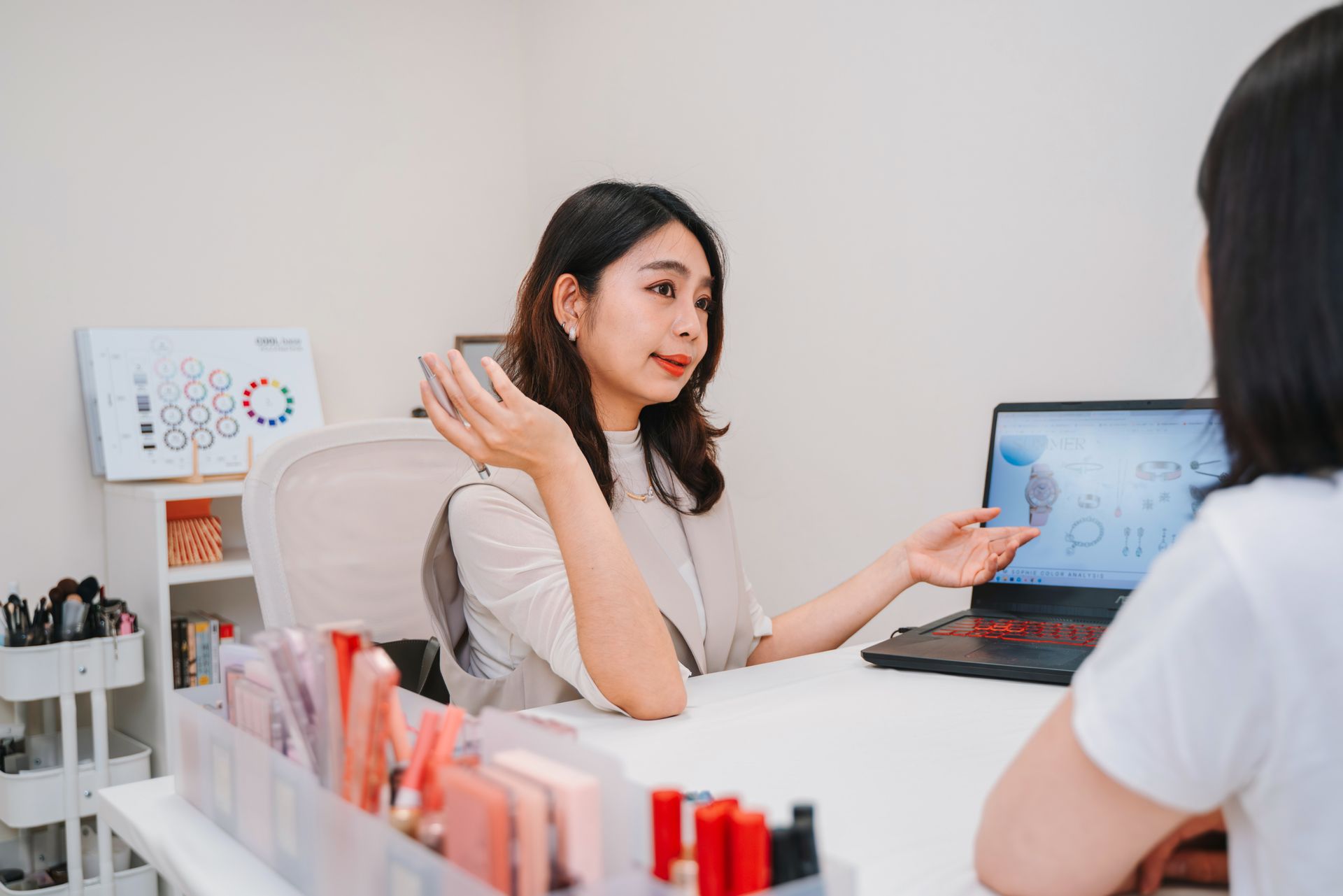 一個女人坐在桌旁與另一個女人交談。