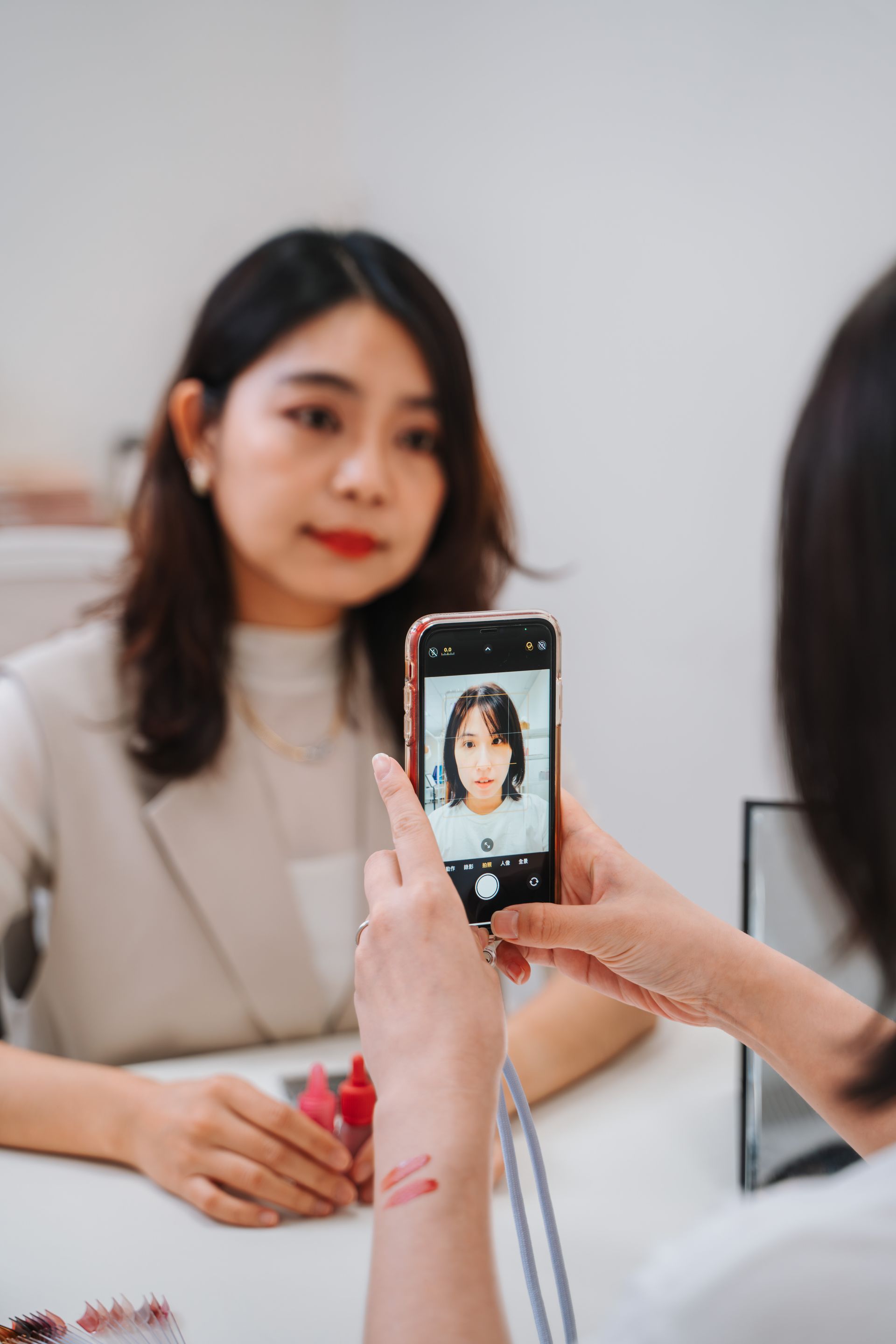 一個女人正在用手機為另一個女人拍照。