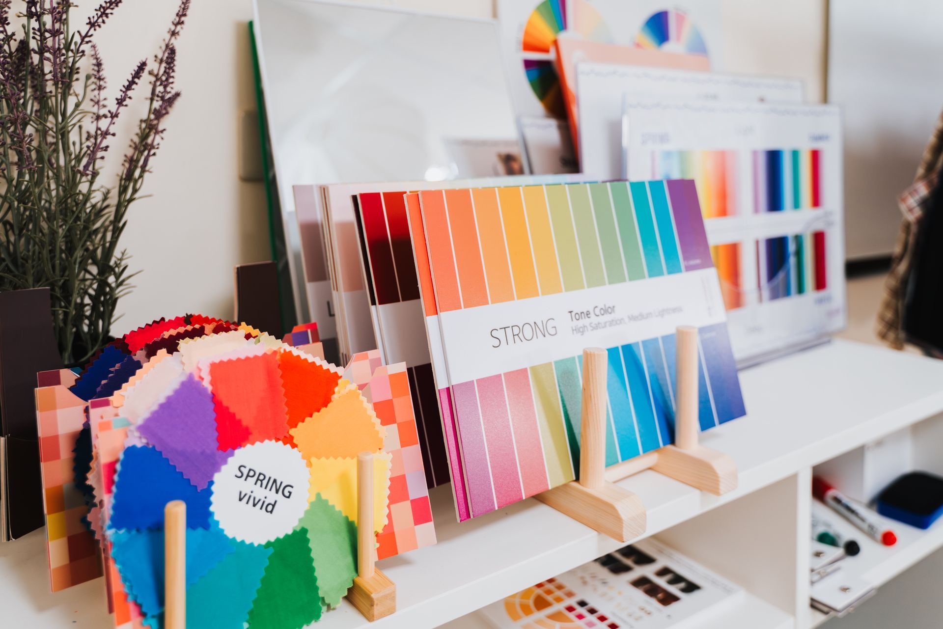 一個架子，上面放著一堆不同顏色的紙。