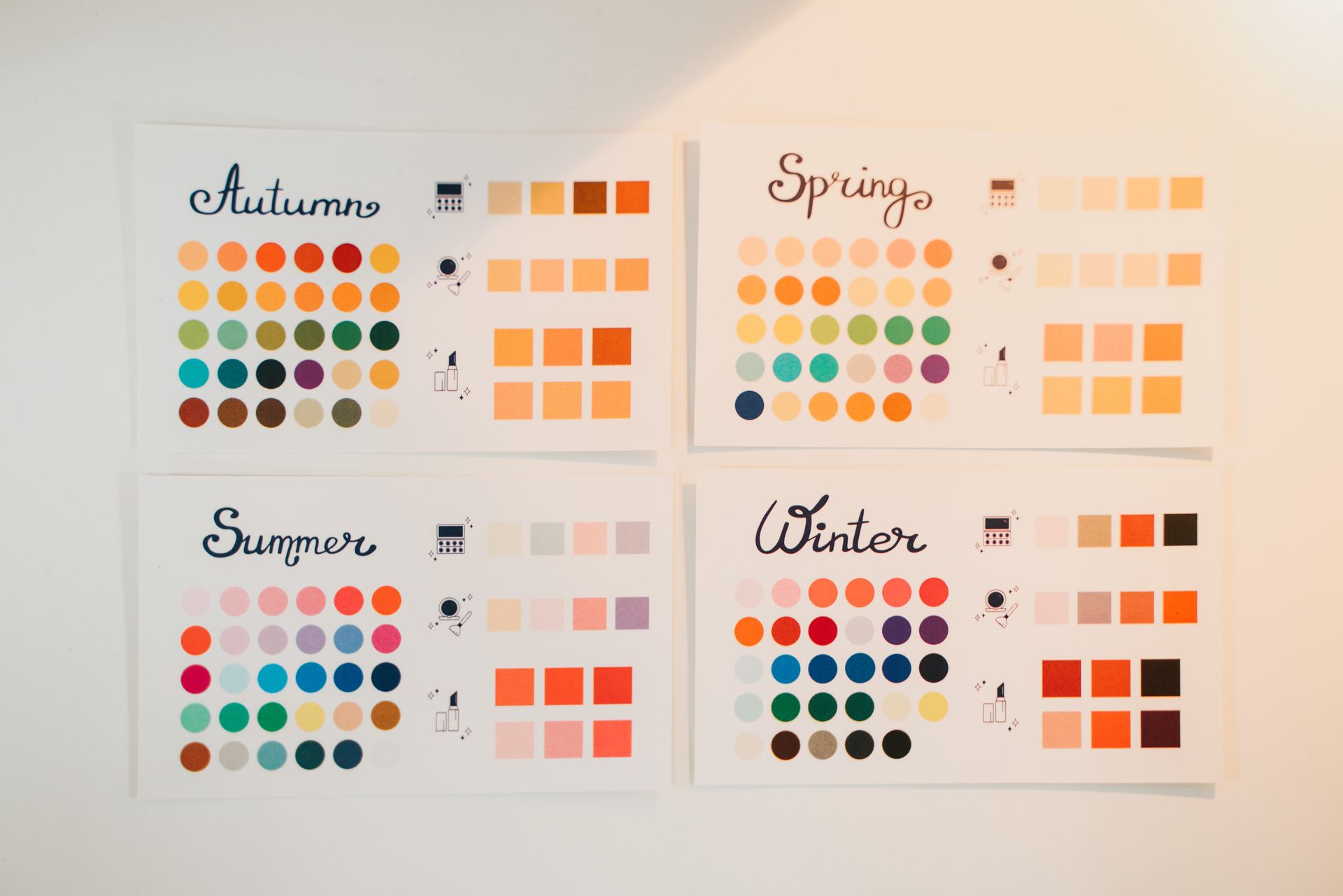 四張不同顏色的卡片，上面寫著“秋春夏冬”