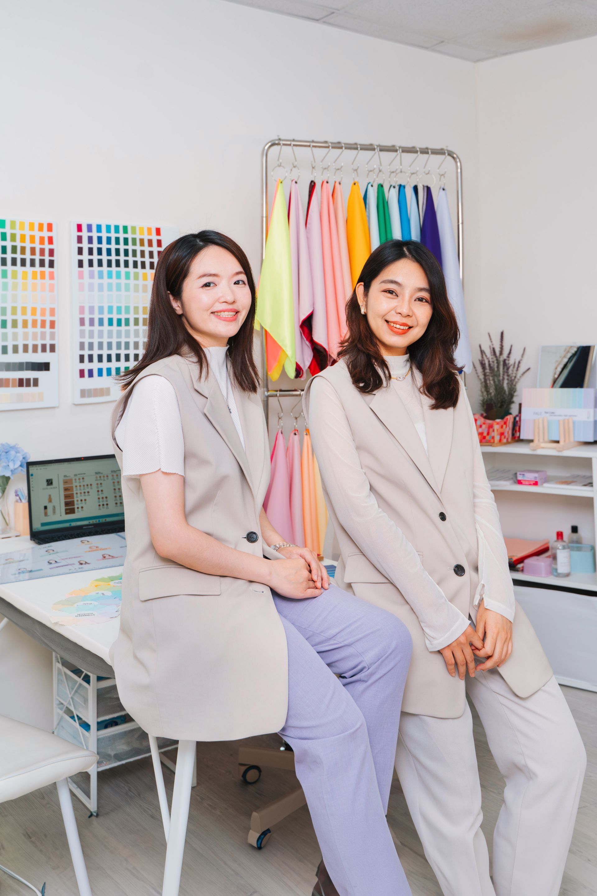 兩個女人坐在房間裡的一張桌子旁。