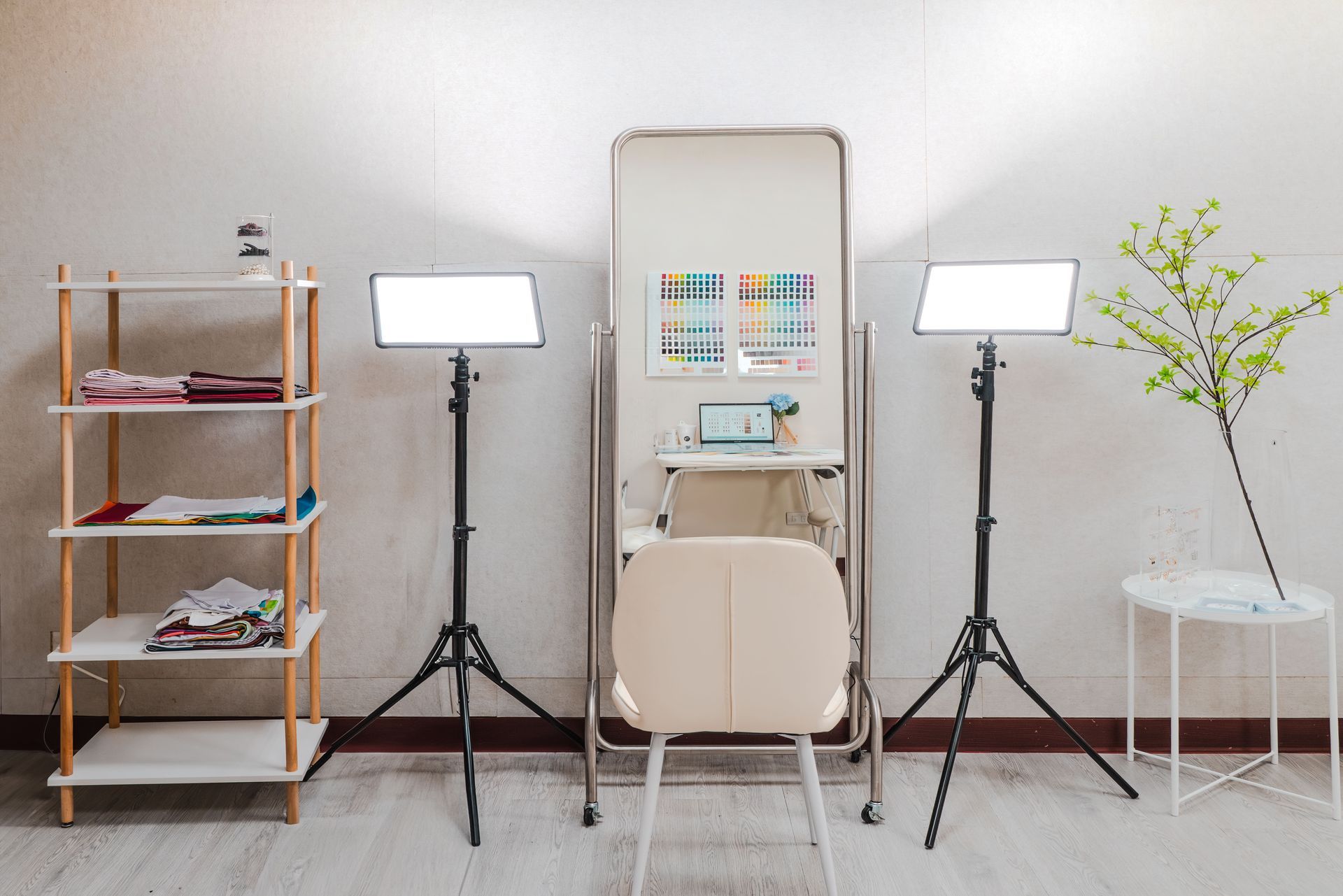 一個有鏡子、椅子、架子和燈的房間。