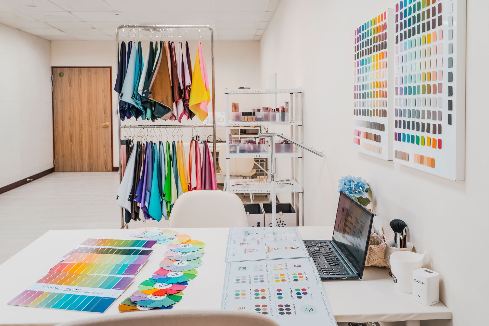 房間裡有一張桌子，上面放著一台筆記型電腦。