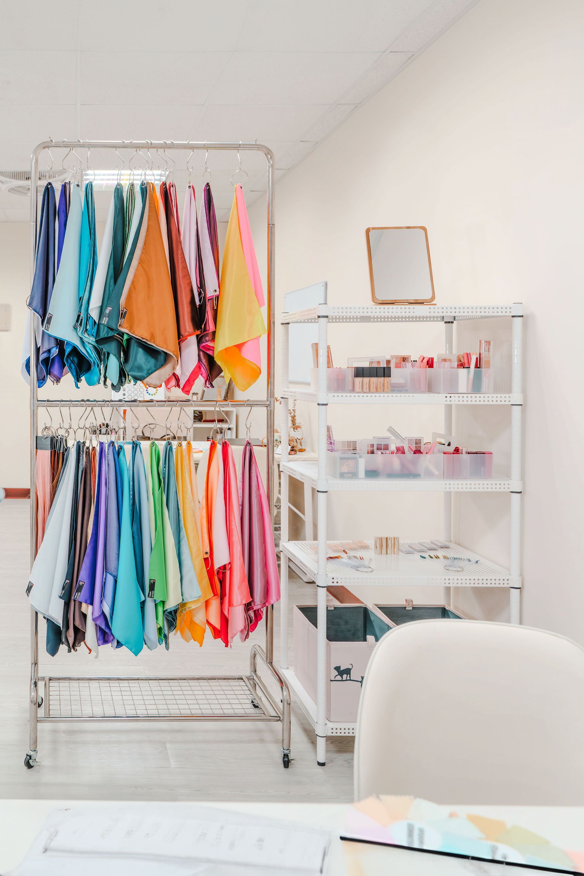 房間裡的架子上掛著一堆五顏六色的衣服。