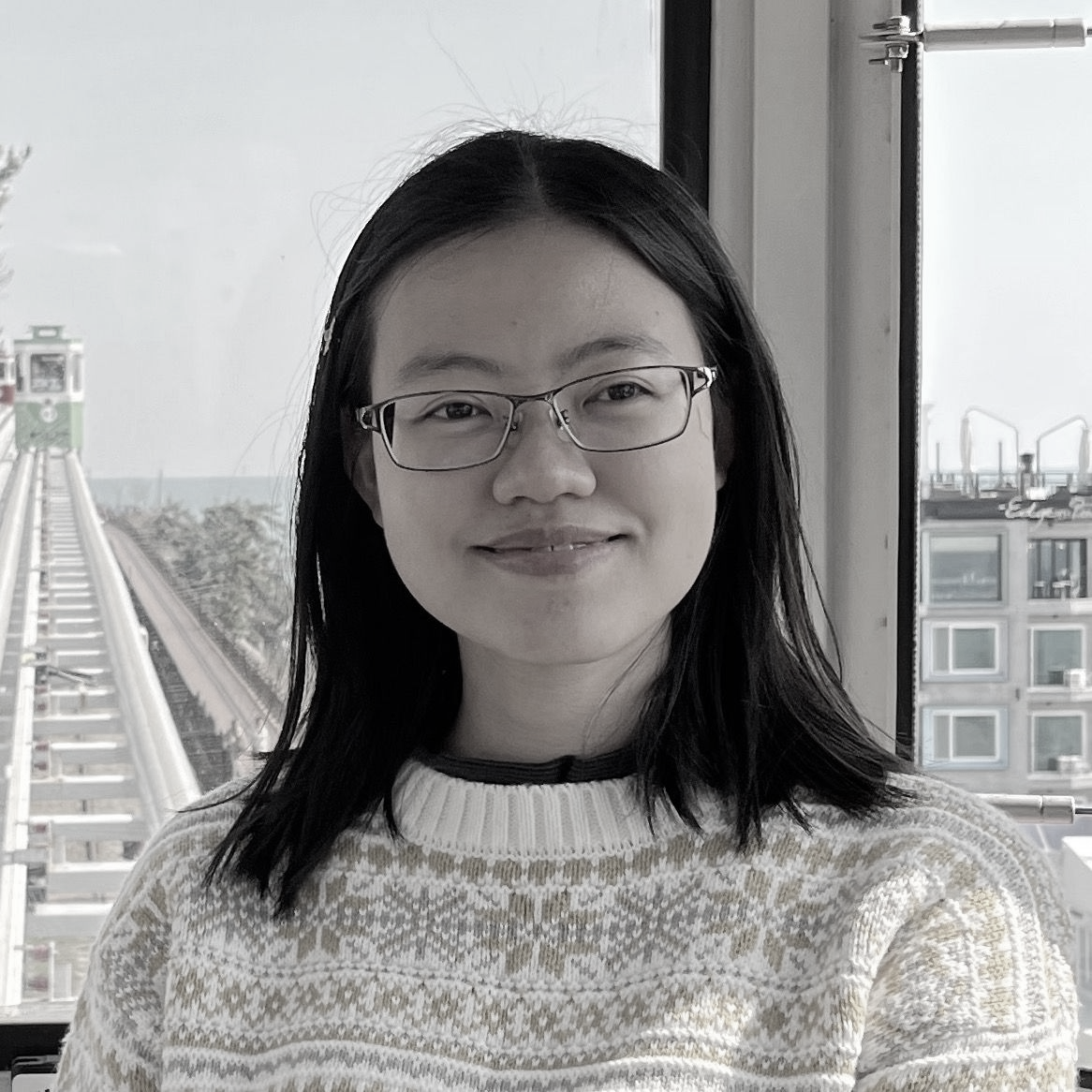 一張穿著西裝打領帶的男人的黑白照片。