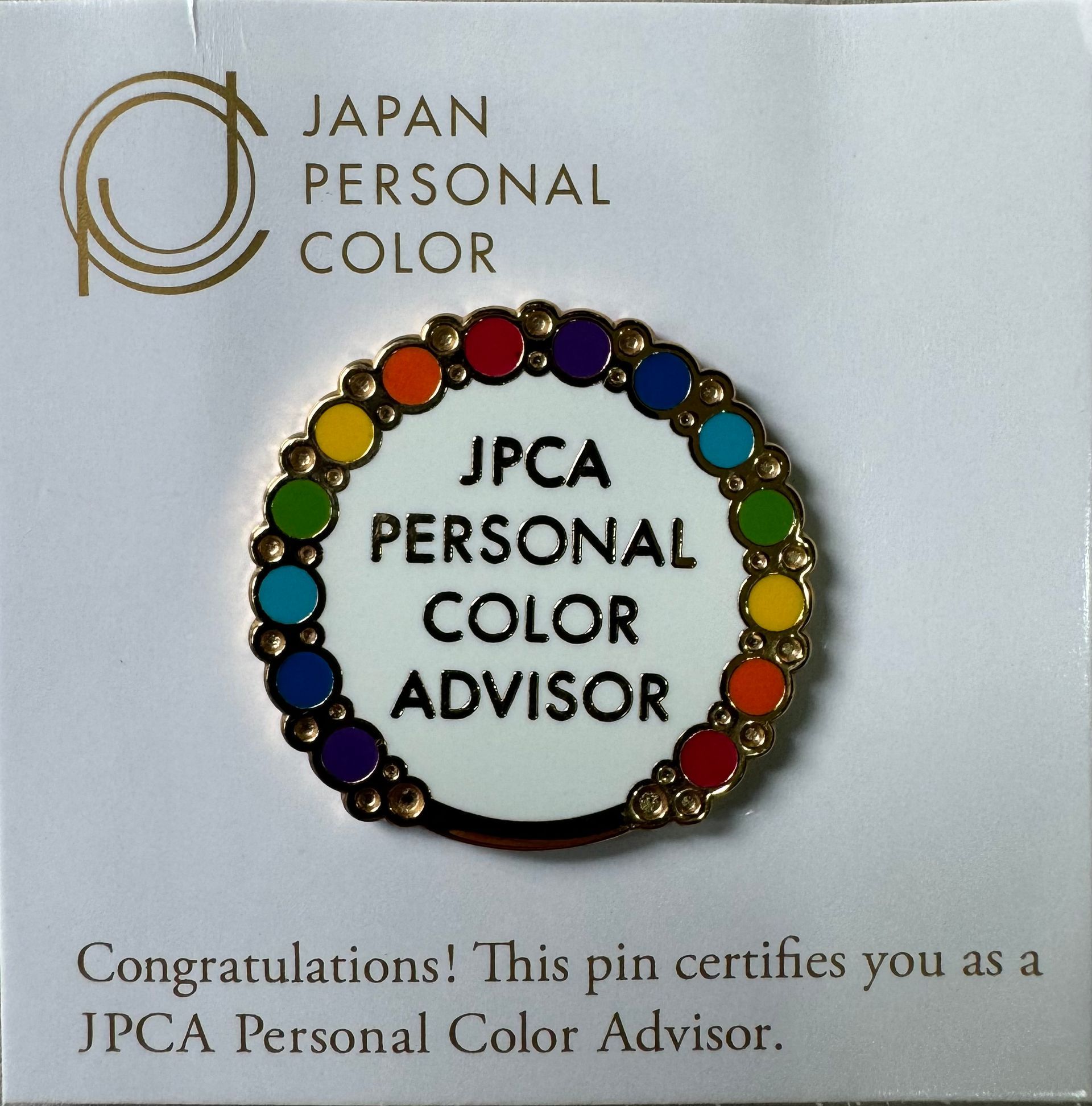 上面寫著 jpca 個人色彩顧問的圖釘