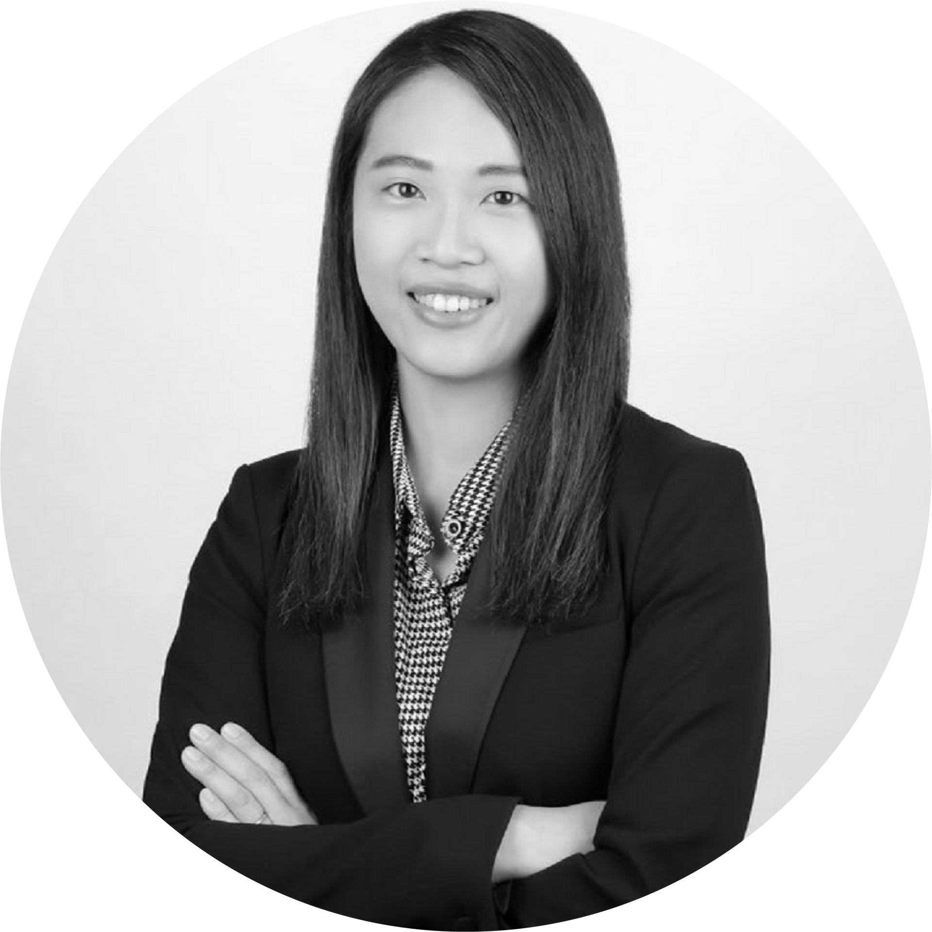 一張身穿西裝、雙臂交叉的女人的黑白照片。