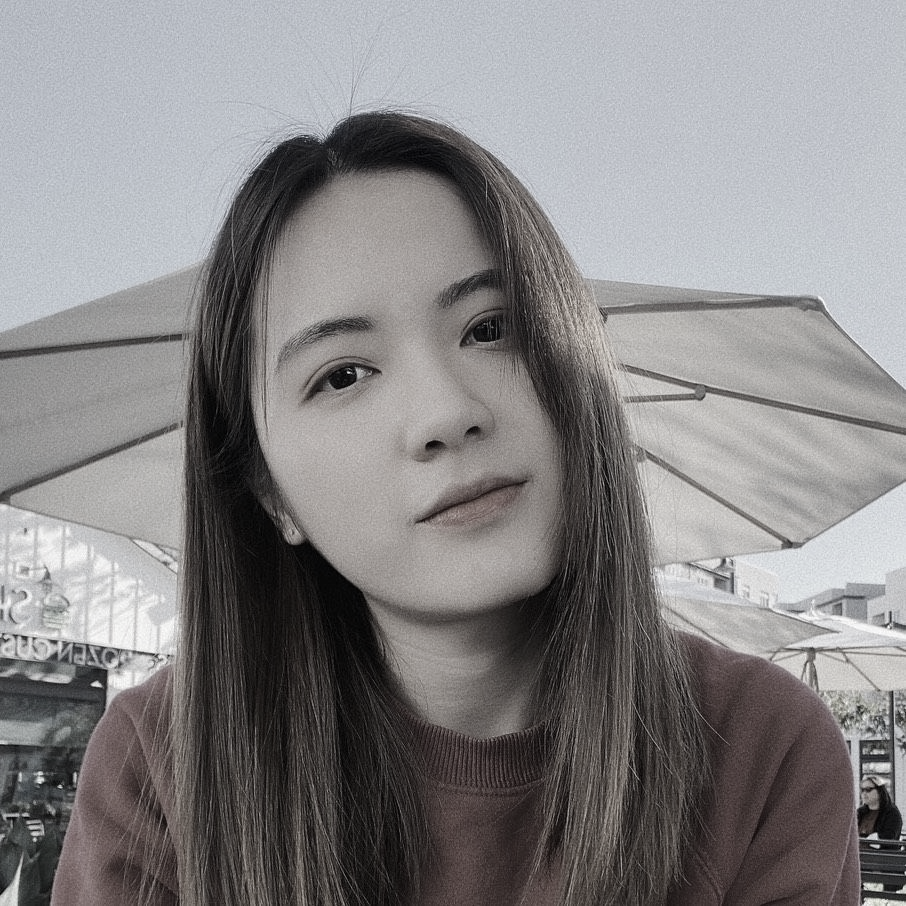 一張穿著西裝打領帶的男人的黑白照片。