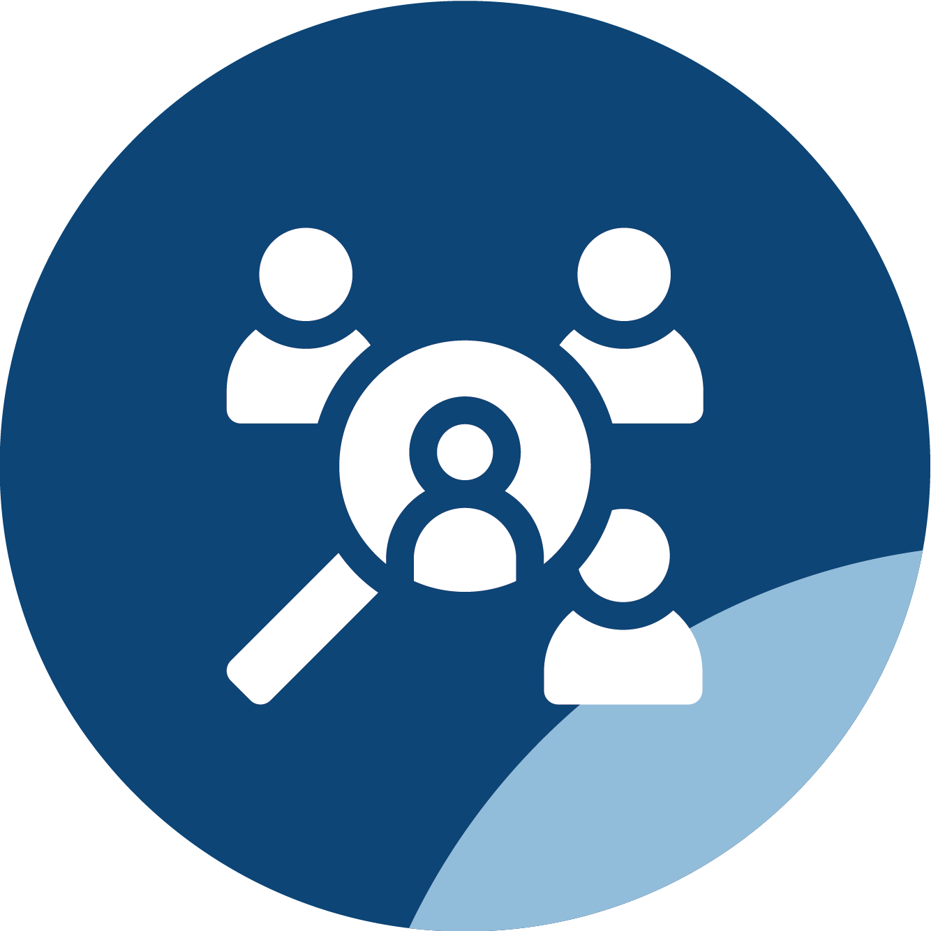 一個人坐在桌旁使用筆記型電腦。