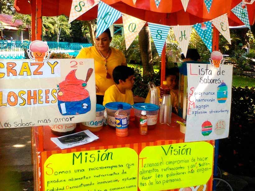 Un puesto brillantemente decorado llamado 