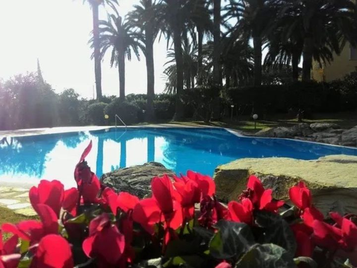 pool with partially salted water