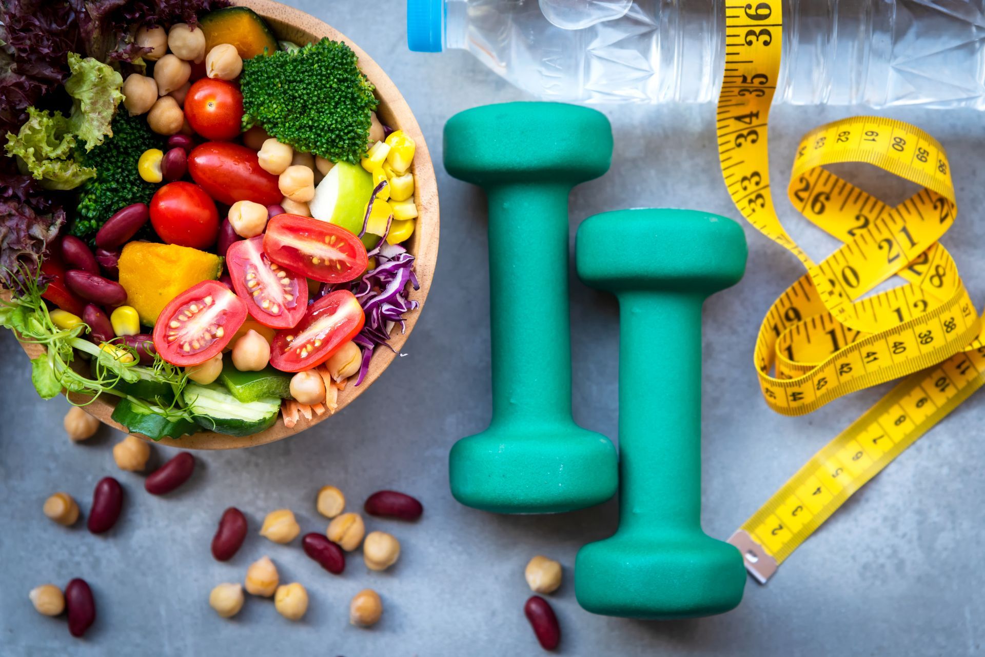 Exemplificação de hábitos saudáveis como alimentação balanceada, atividade física e controle do peso
