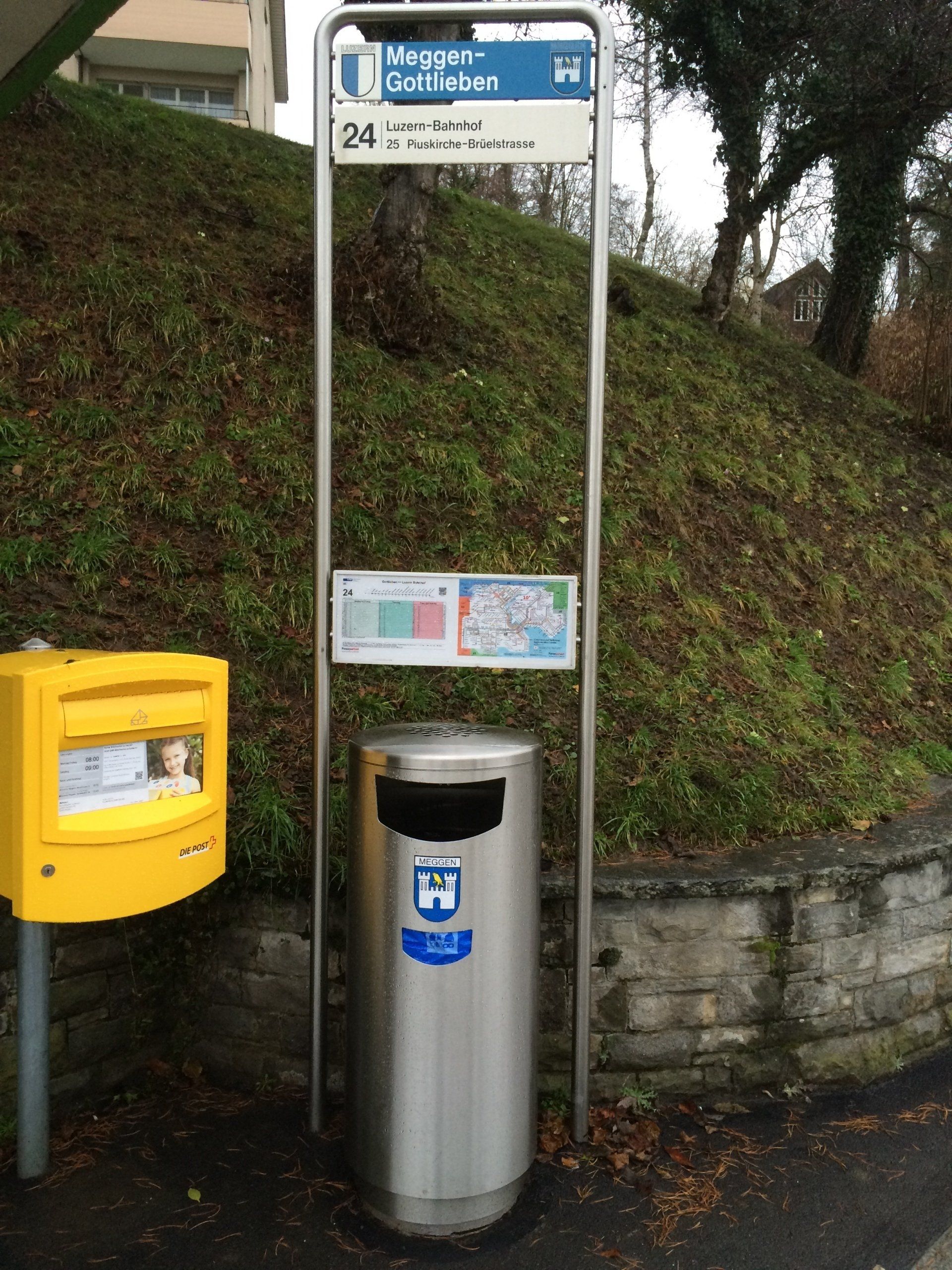 Mit nano aqua perl beschichteter Mülleimer der Gemeinde Meggen neben einem Briefkasten