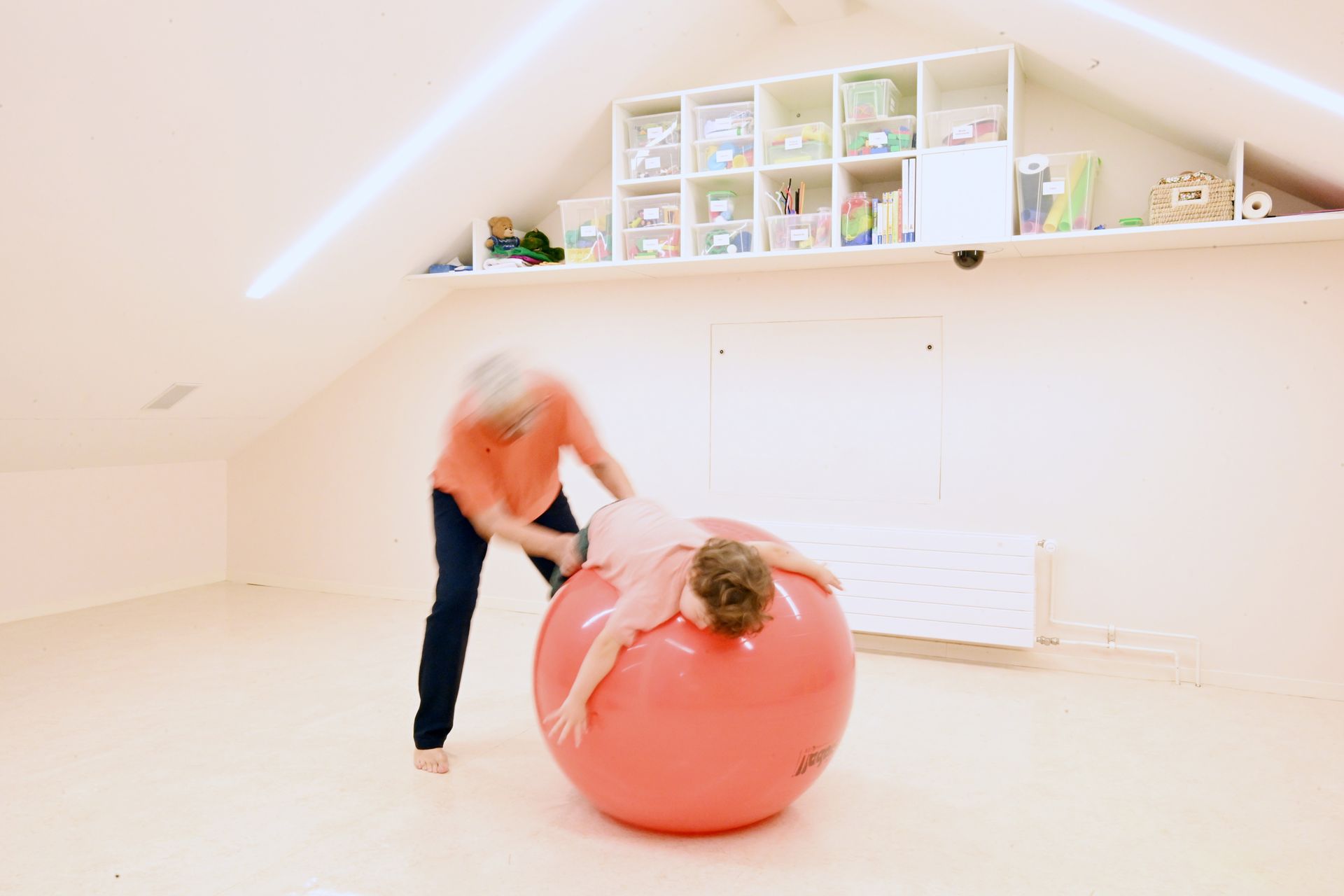 Kind auf grossem Spielball