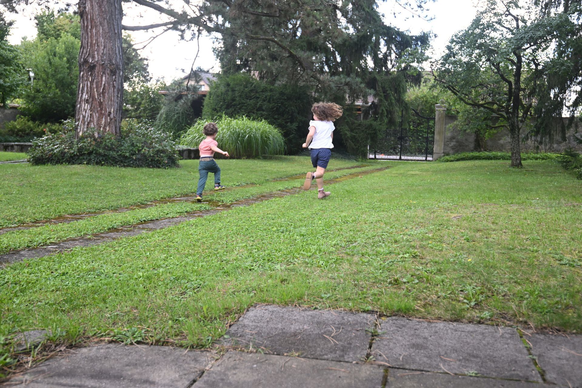 Kinder springen im Garten