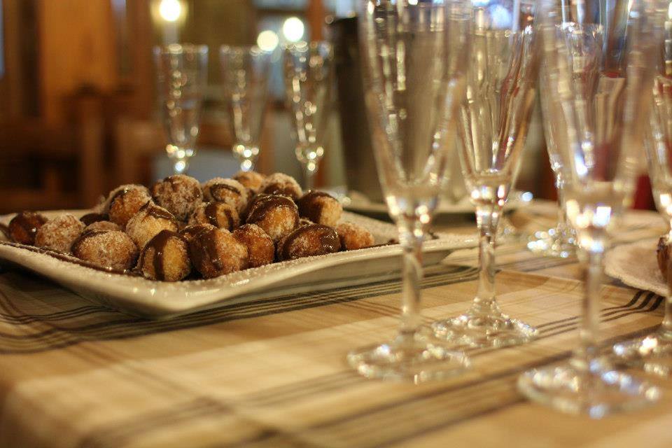 Frittelle calde passate nel cioccolato fuso