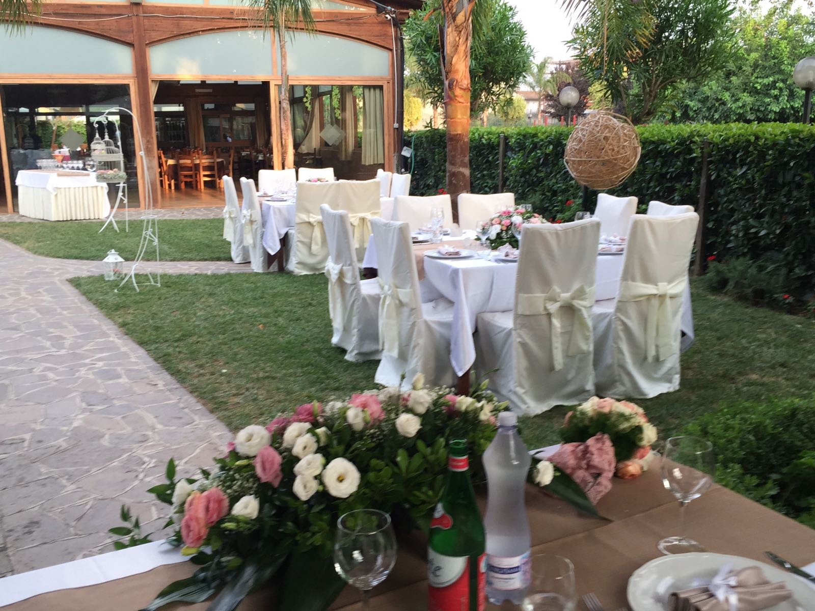 Tavole imbandite con fiori