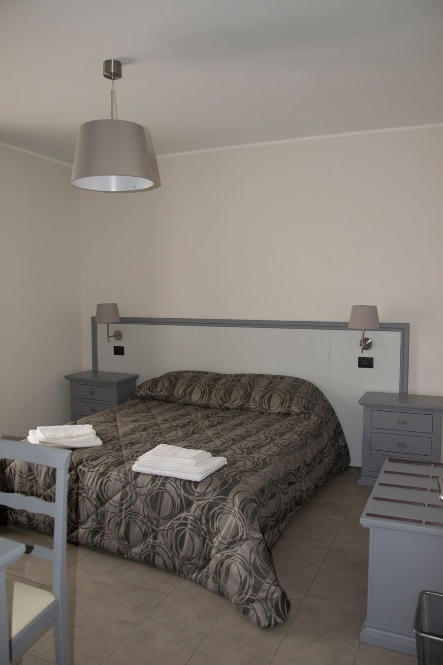 camera con letto matrimoniale