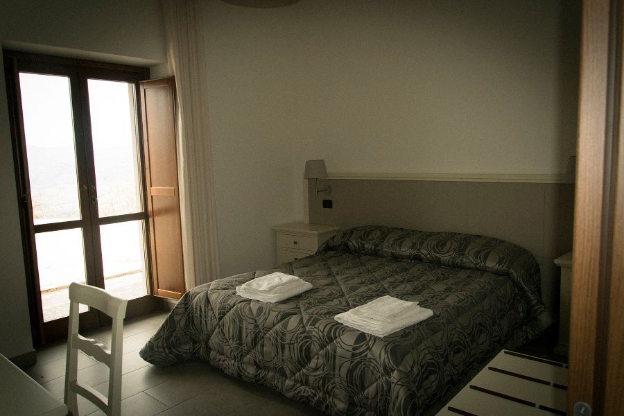 camera con letto matrimoniale