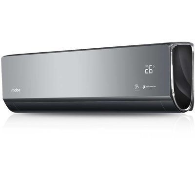 Un acondicionador de aire plateado está sobre una superficie blanca.