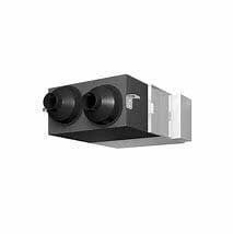 Una fotografía en blanco y negro de un ventilador de techo sobre un fondo blanco.