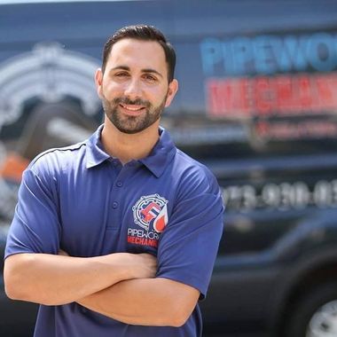 A man in a blue shirt with the word pipeworks on it