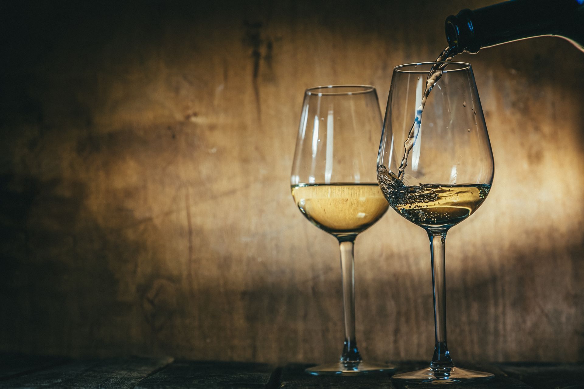 vino bianco in bottiglia