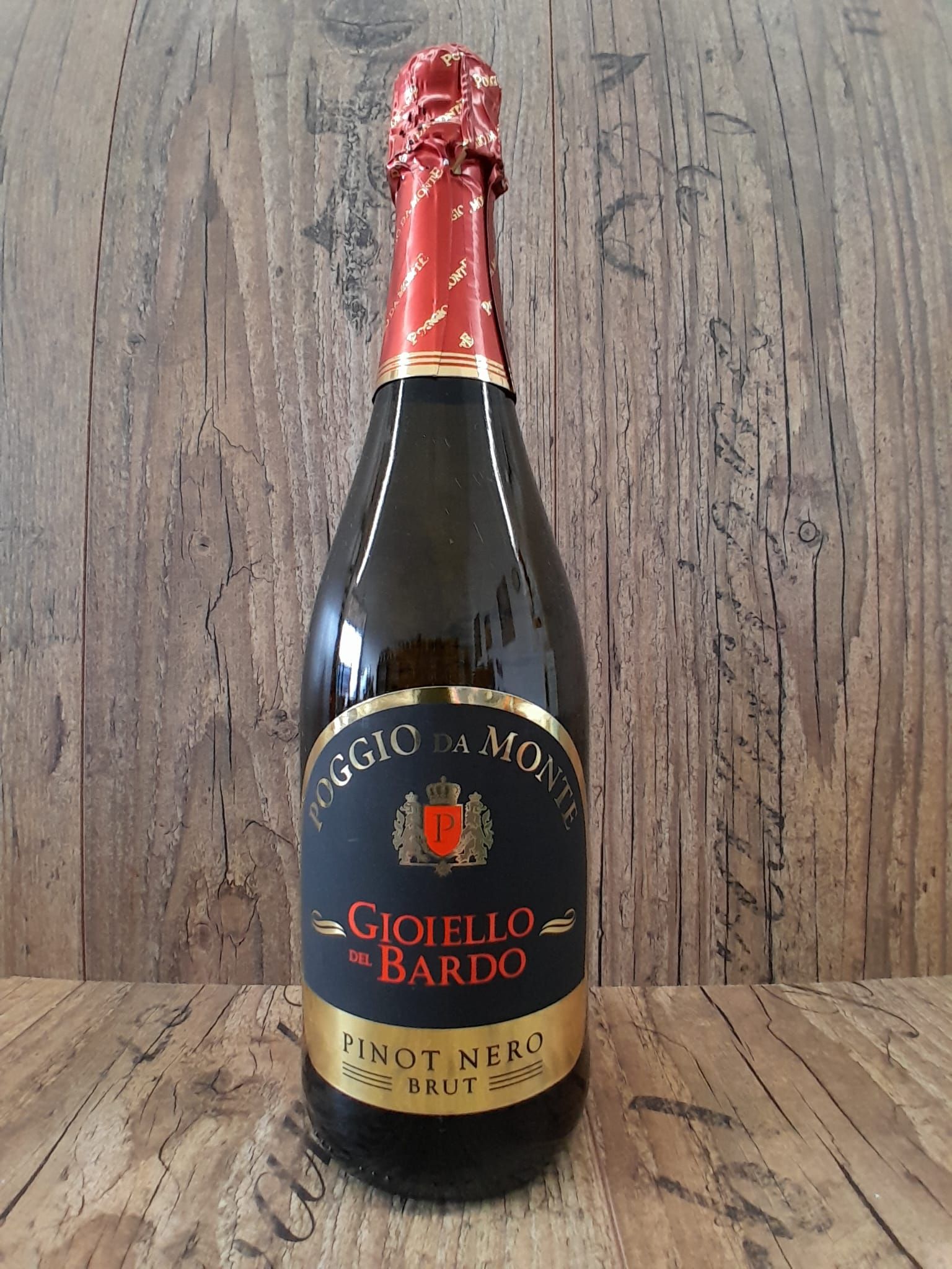 Una bottiglia di gioiello bardo pinot nero 