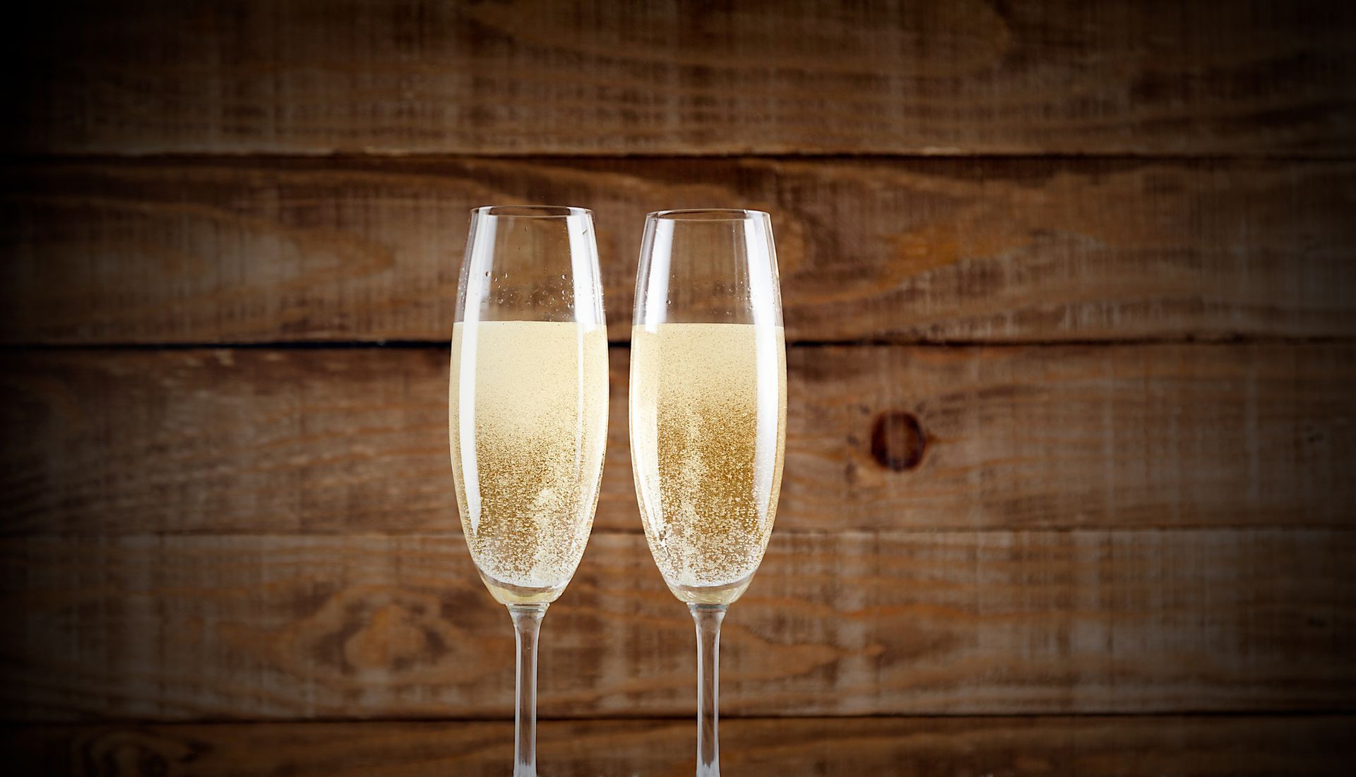 Una donna tiene in mano un bicchiere di prosecco regalato.