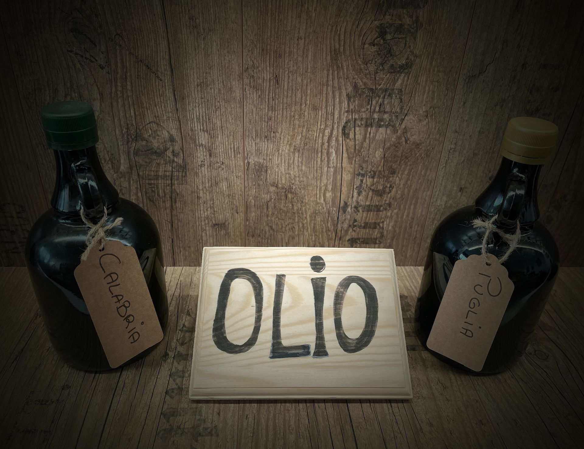 Una persona sta versando l'olio d'oliva in una padella.