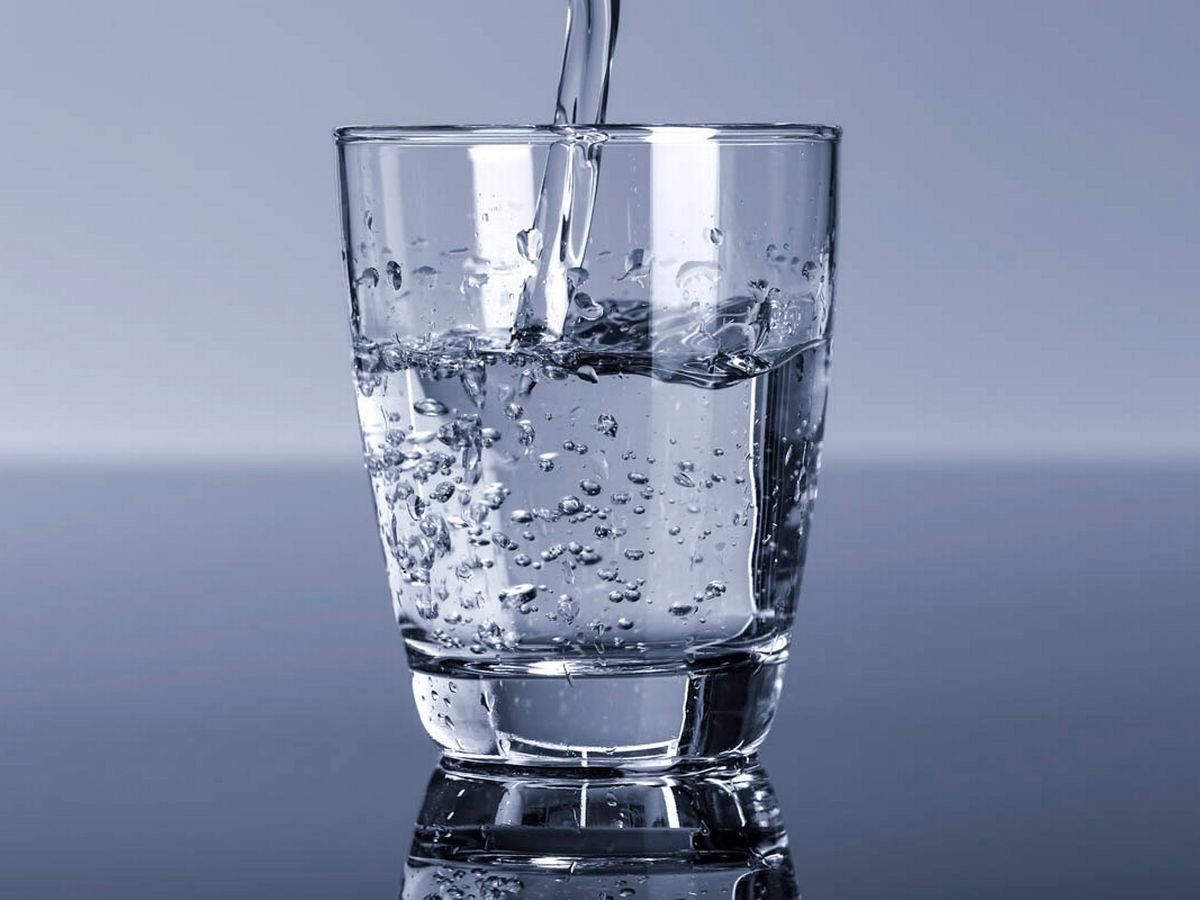 Налей водичку. Стакан воды. Прозрачная вода в стакане. Бокалы для воды. Наливает воду.