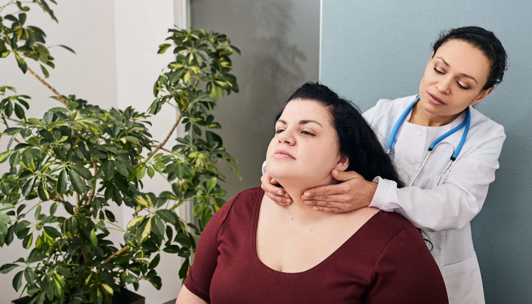 what are early warning signs of overactive thyroid problems