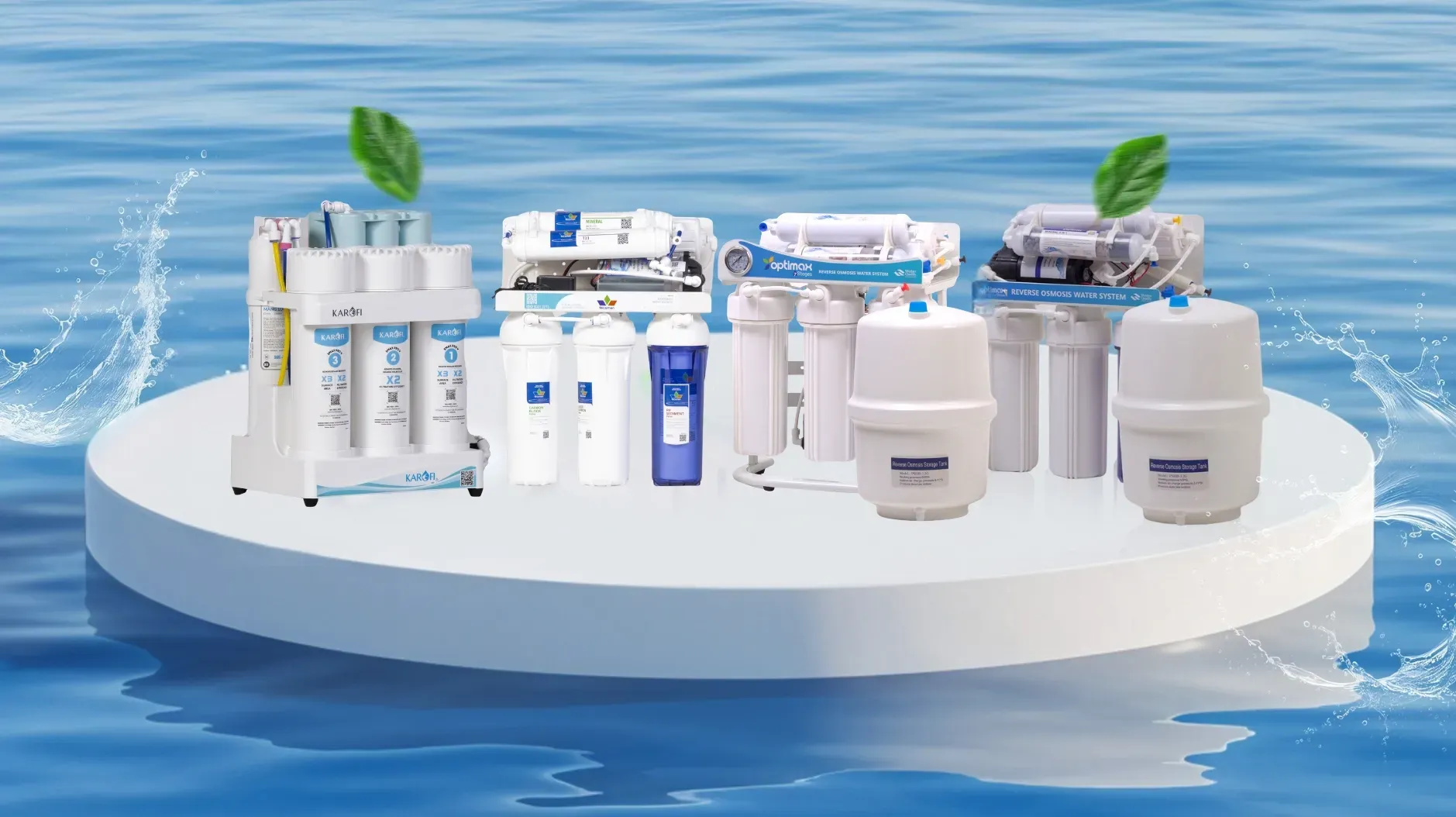 Systèmes de filtration d'eau présentés sur une plateforme blanche avec un fond d'éclaboussures d'eau et de feuilles vertes.