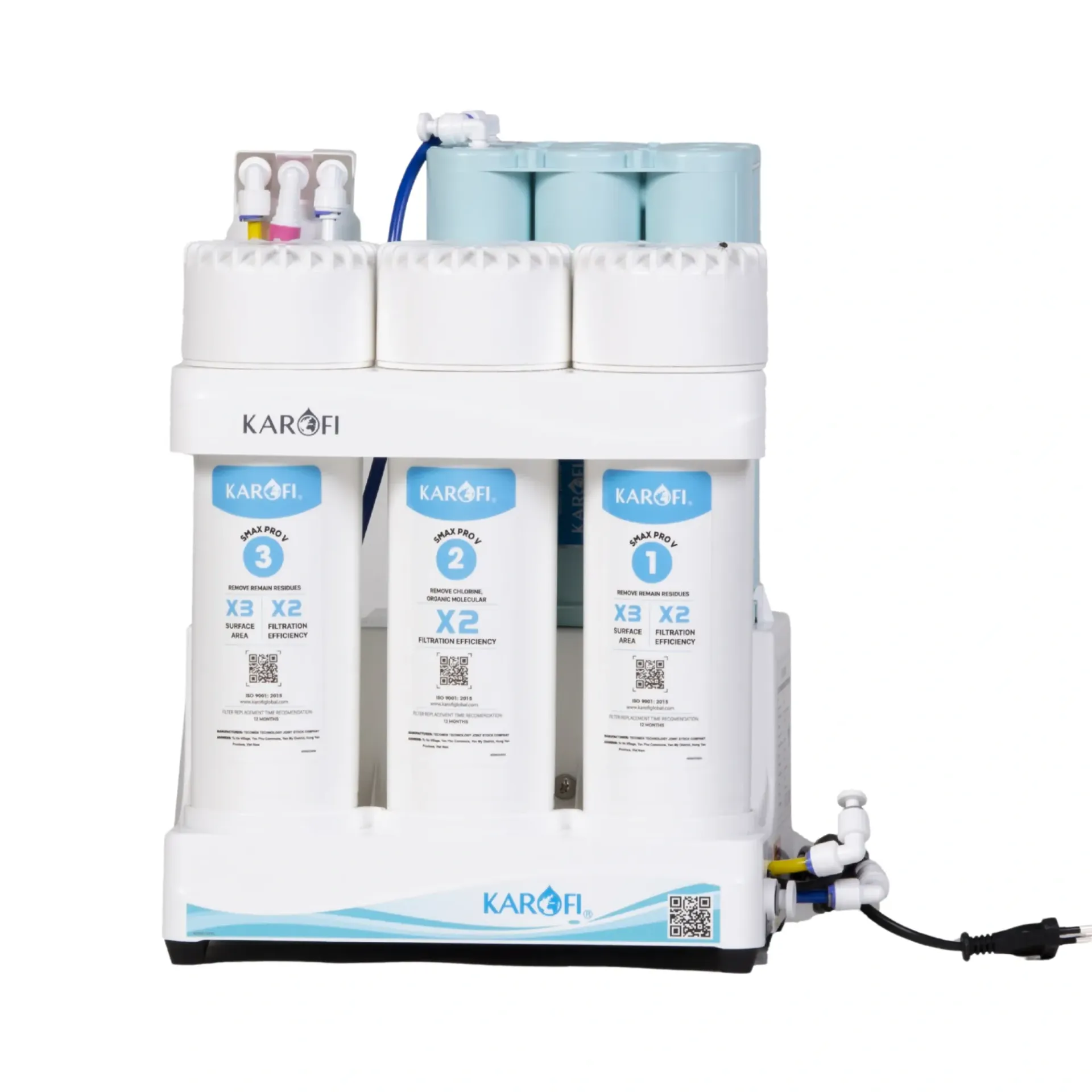 Système de filtration d'eau avec trois boîtiers de filtre blancs, des accents bleus et un cordon d'alimentation.