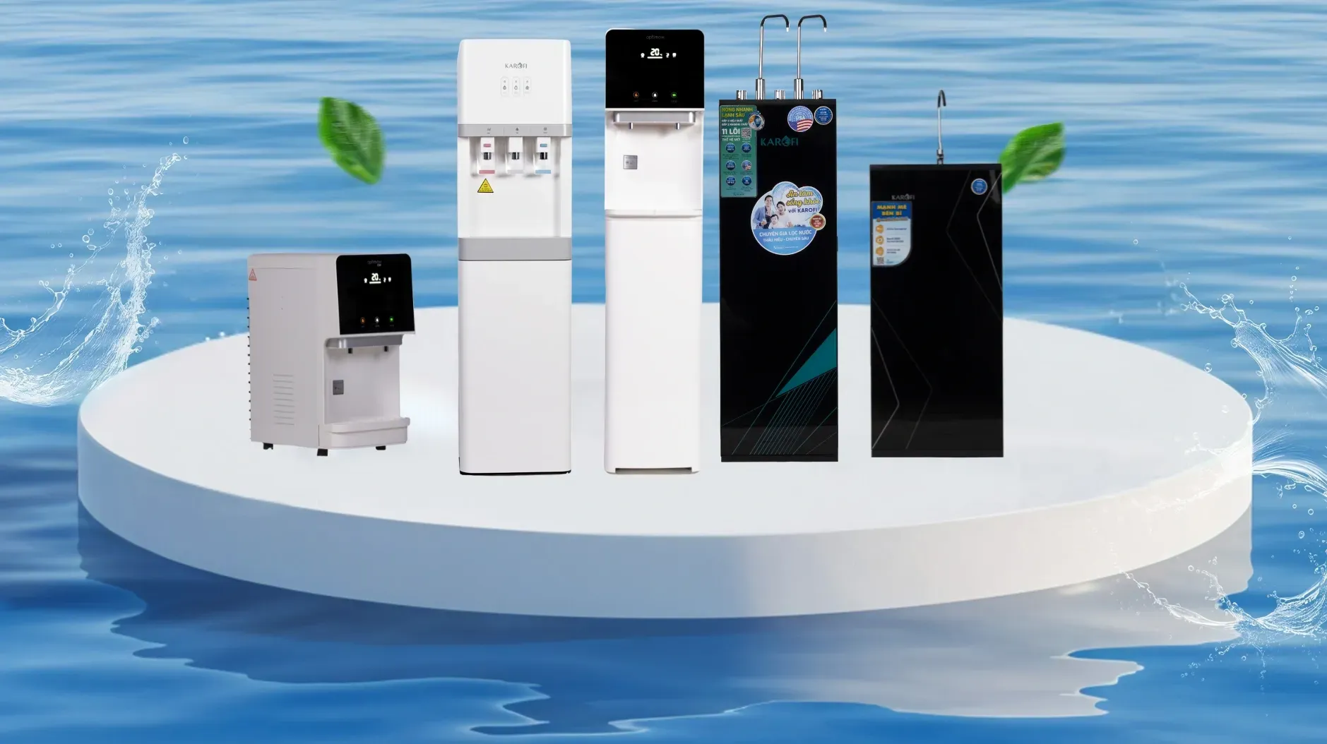 Des purificateurs d'eau sont présentés sur une plateforme blanche, avec un fond d'eau bleue et des feuilles vertes.