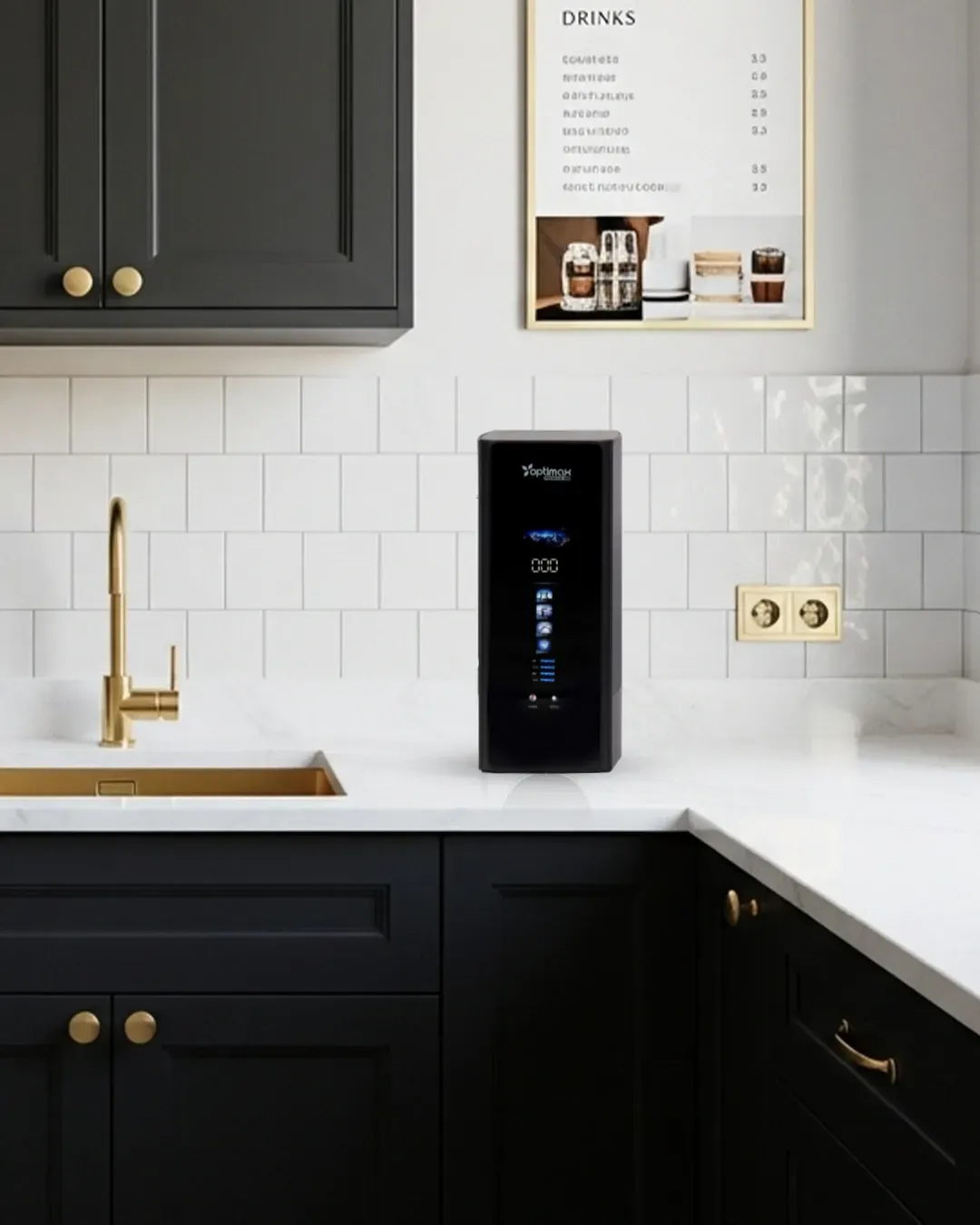 Fontaine à eau noire posée sur un plan de travail dans une cuisine aux placards foncés et à la robinetterie dorée.