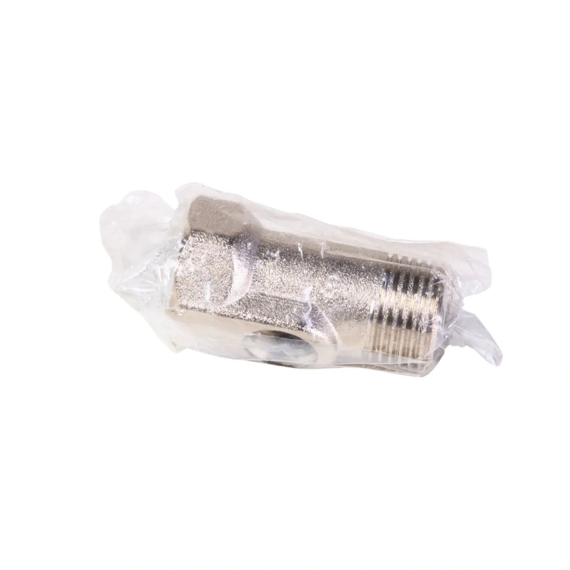 Un raccord de plomberie chromé dans un sac en plastique transparent.