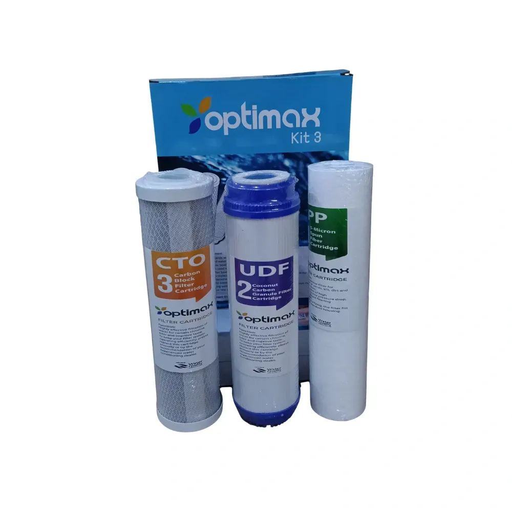 Kit de filtration d'eau Optimax avec trois cartouches de rechange sur le devant de la boîte.