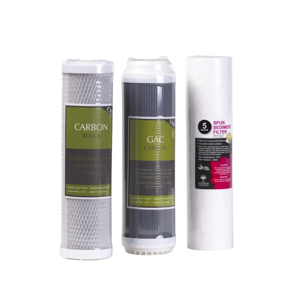 Trois cartouches filtrantes pour l'eau : charbon actif, charbon actif et un filtre à sédiments de 5 microns.
