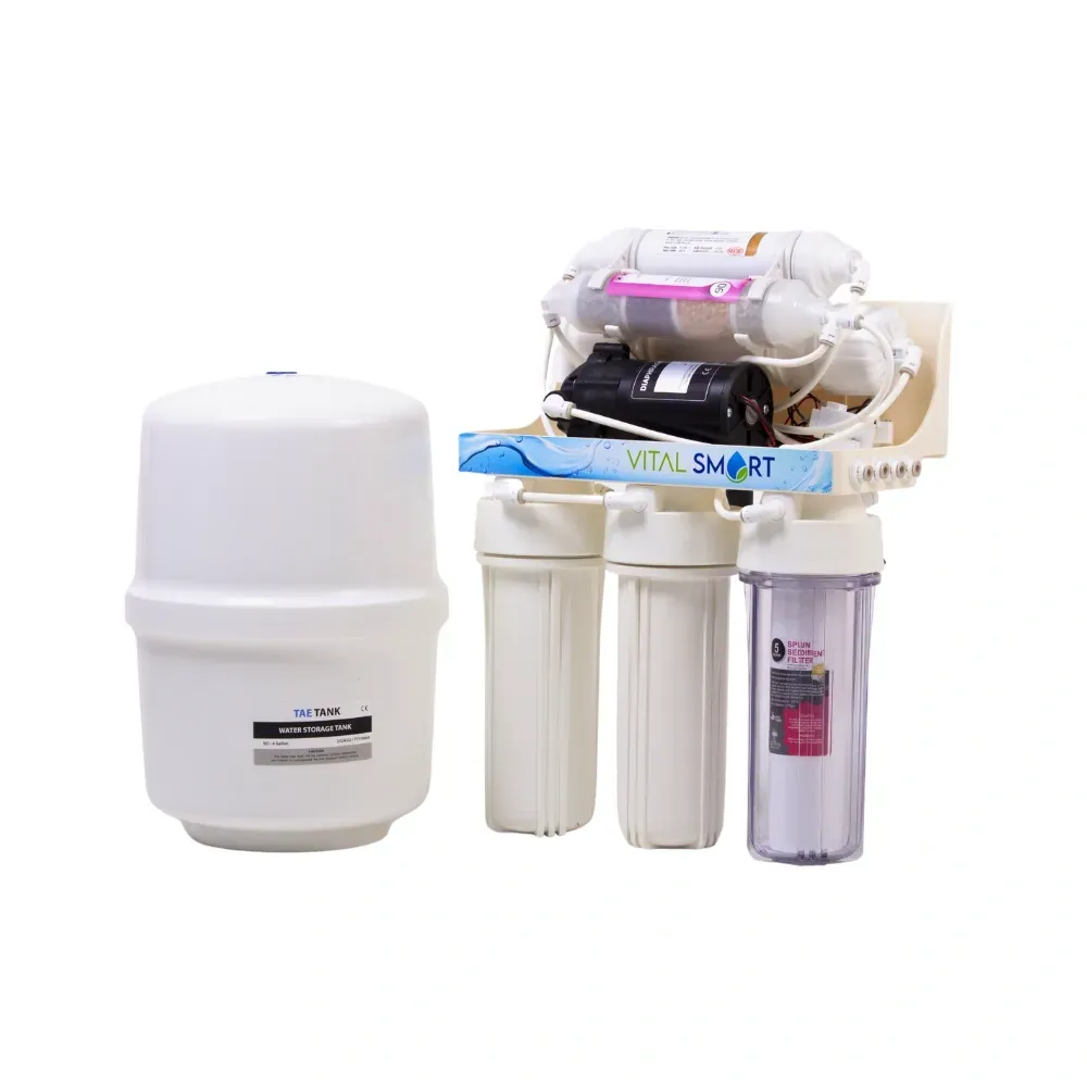 Système de filtration d'eau avec plusieurs filtres et un réservoir de stockage blanc.