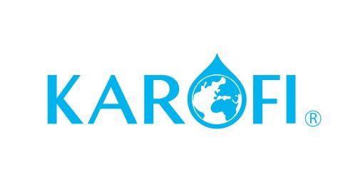 Logo KAROFI : Texte bleu avec une icône de goutte d’eau contenant un globe, représentant la filtration de l’eau.
