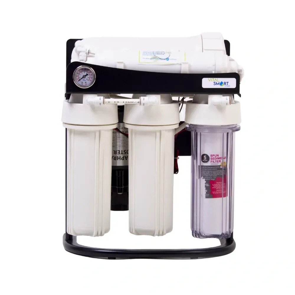 Système de filtration d'eau avec boîtiers de filtre blancs et transparents, manomètre et cadre noir.