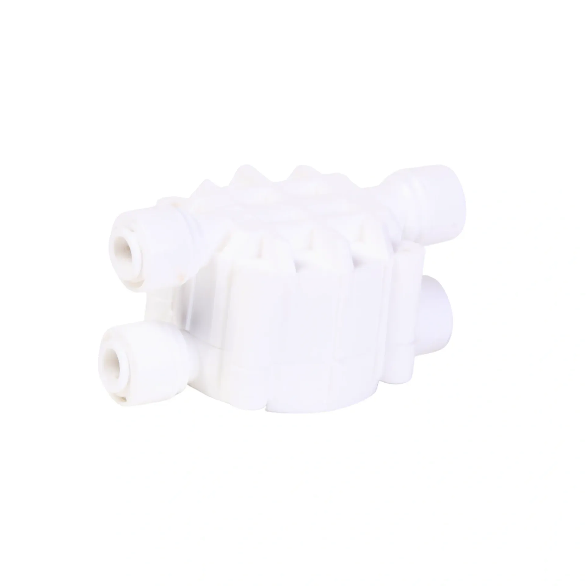 Filtre à eau blanc avec quatre raccords à enclenchement rapide, isolé sur fond blanc.