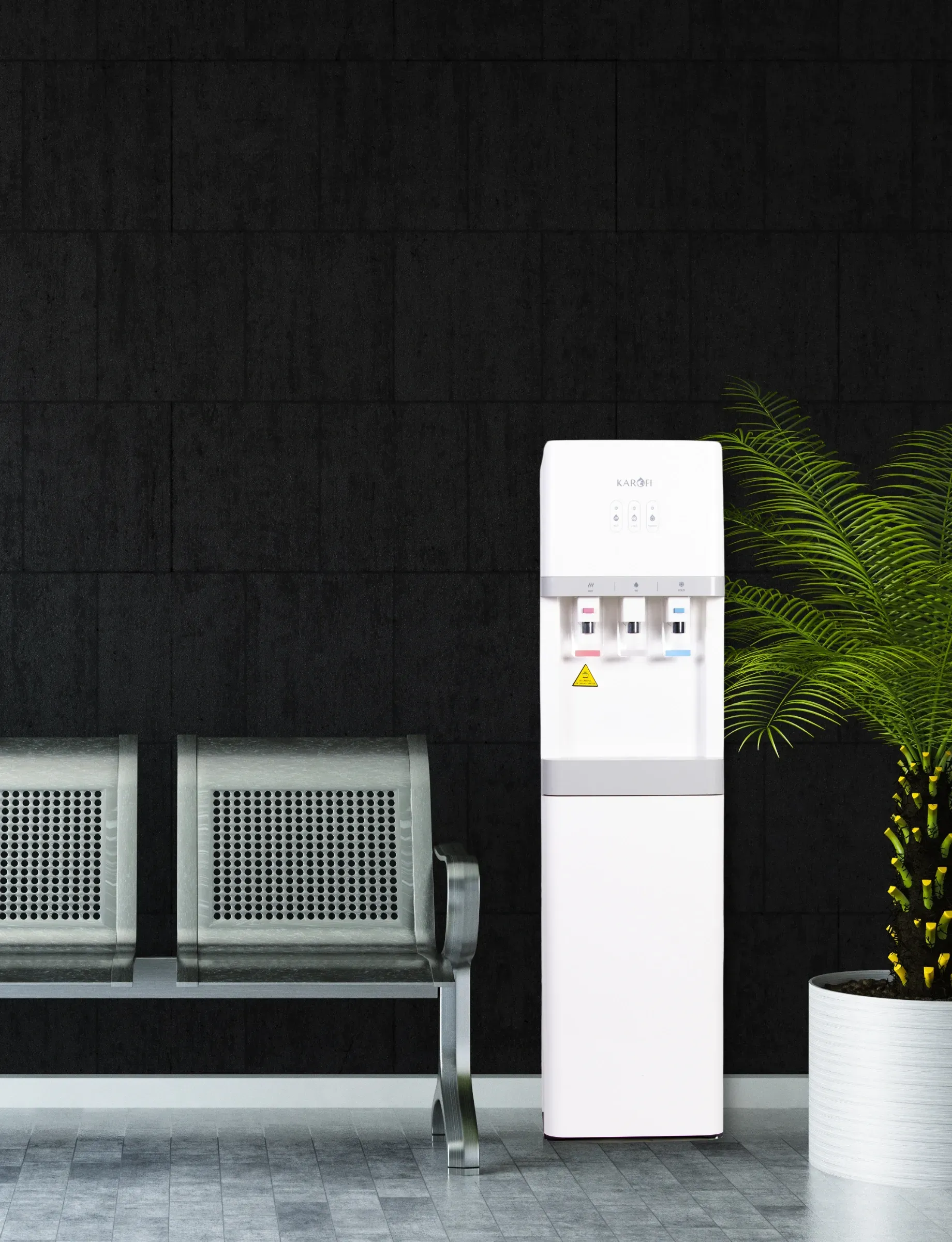 Une fontaine à eau blanche est placée à côté d'un banc en métal